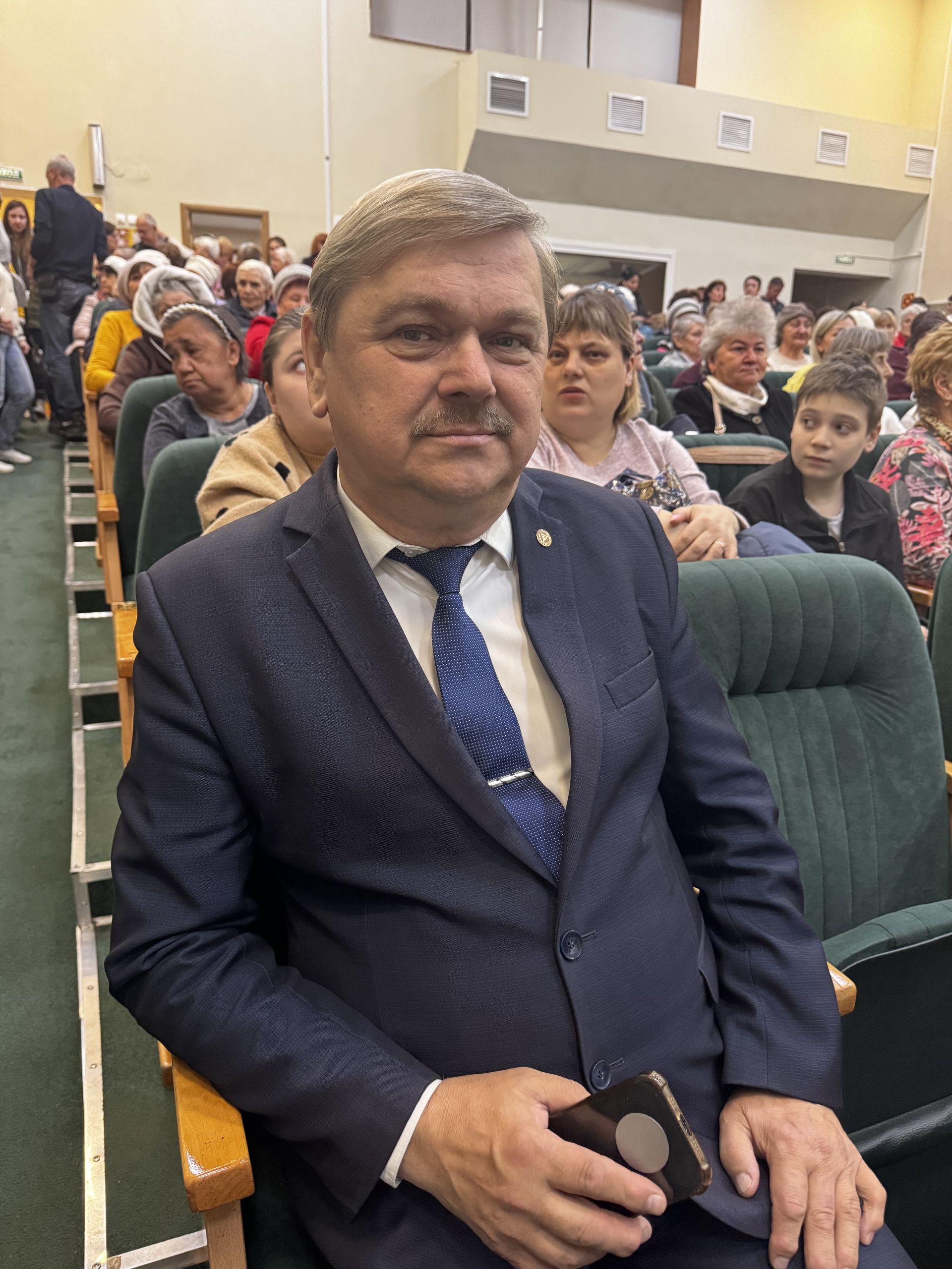День пожилого человека отметили праздничным концертом в Молодёжном центре