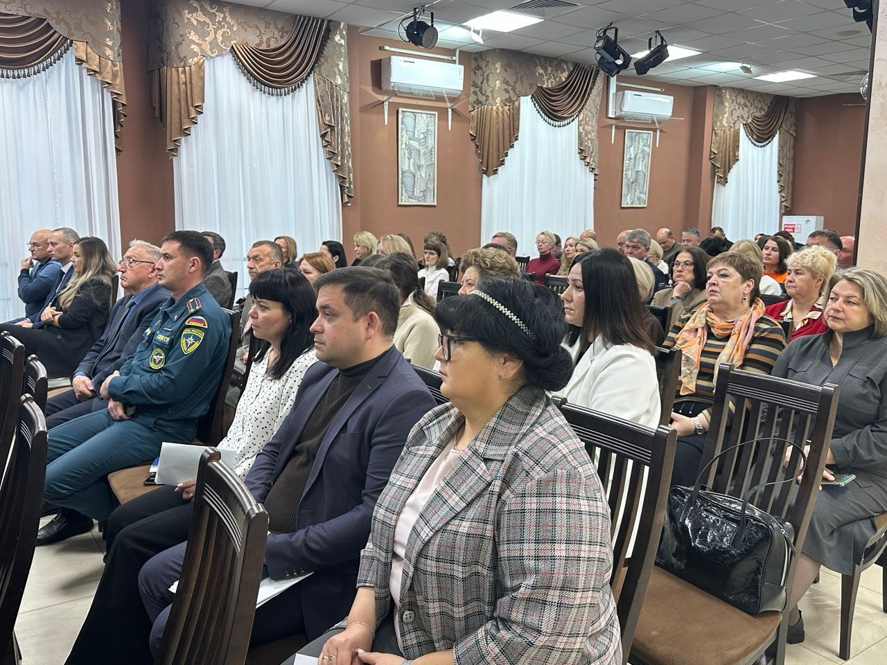 Новое назначение, молодёжь, уборочная: о чём говорили на совещании у главы района