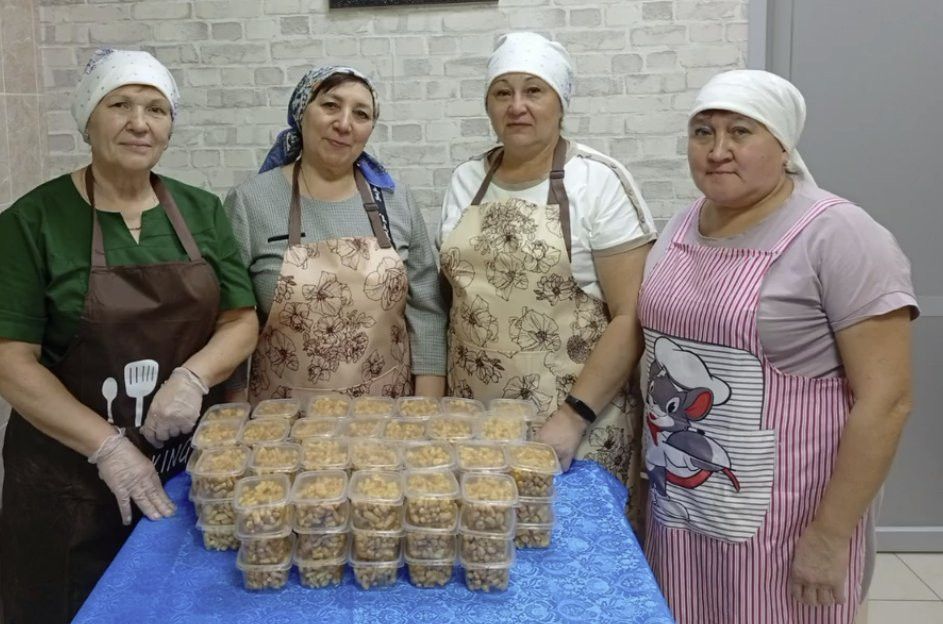 В Чистопольском доме социального обслуживания испекли чак-чак и написали письма для бойцов