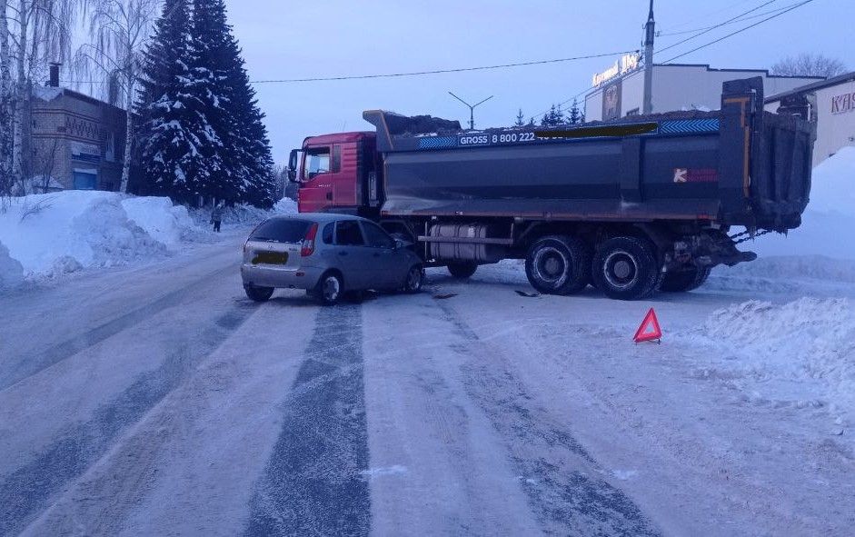 В ДТП в Чистополе пострадал мужчина, который ремонтировал свой автомобиль на проезжей части