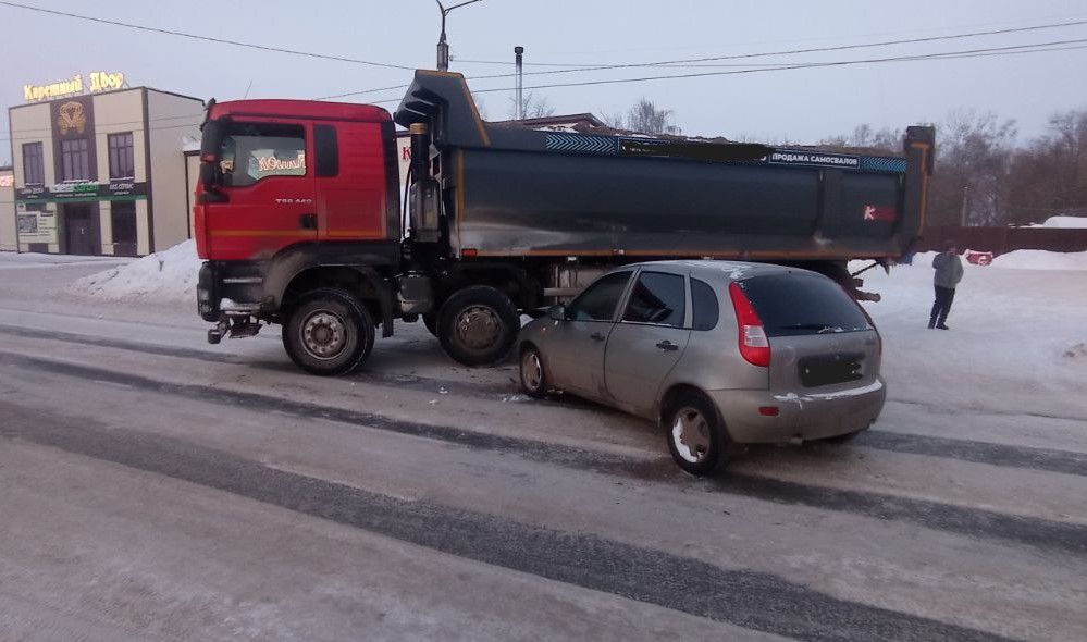 В ДТП в Чистополе пострадал мужчина, который ремонтировал свой автомобиль на проезжей части