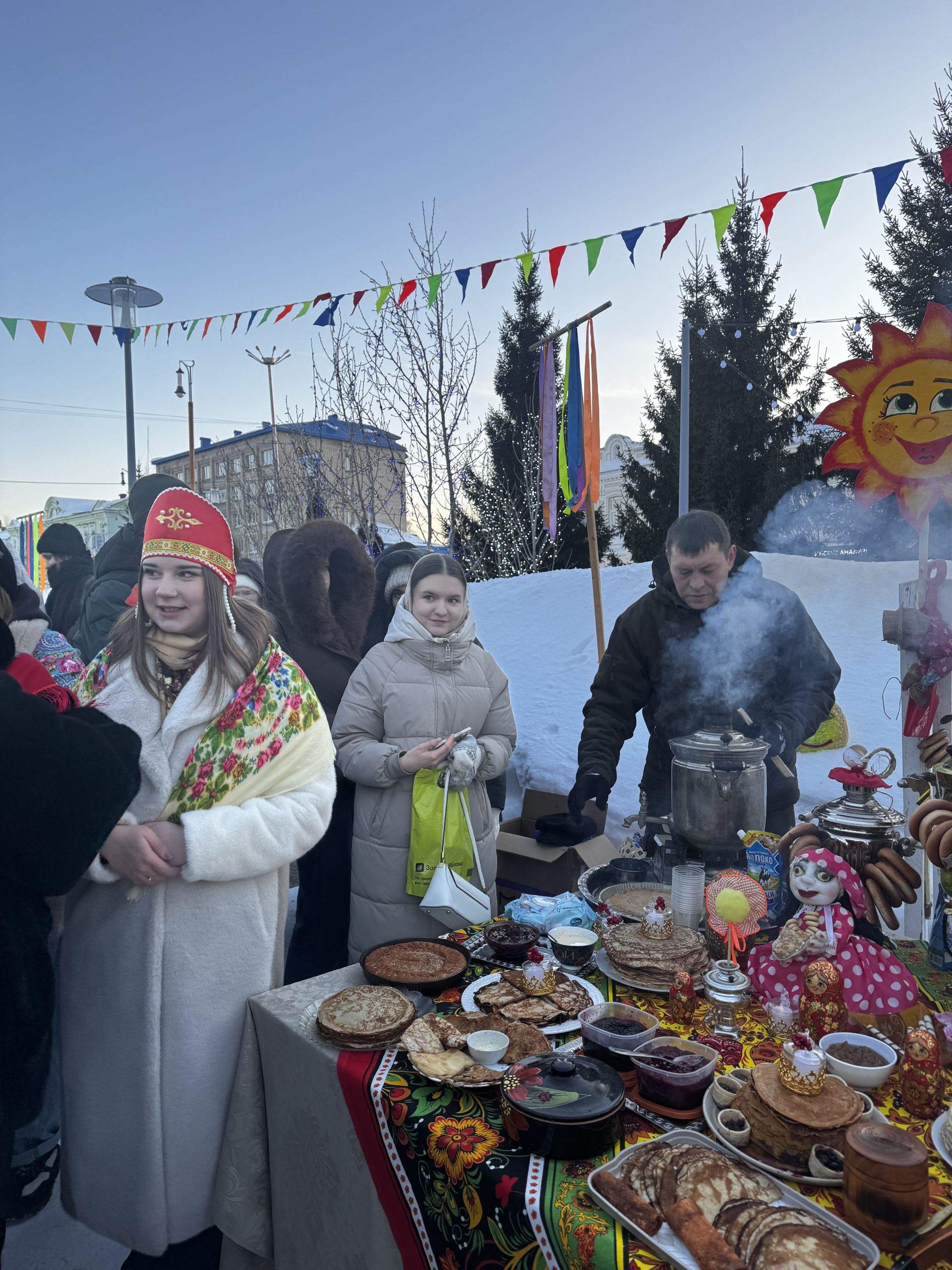 Гонки на лыжах, метание валенка и блины: в Чистополе весело отметили Молодёжную Масленицу