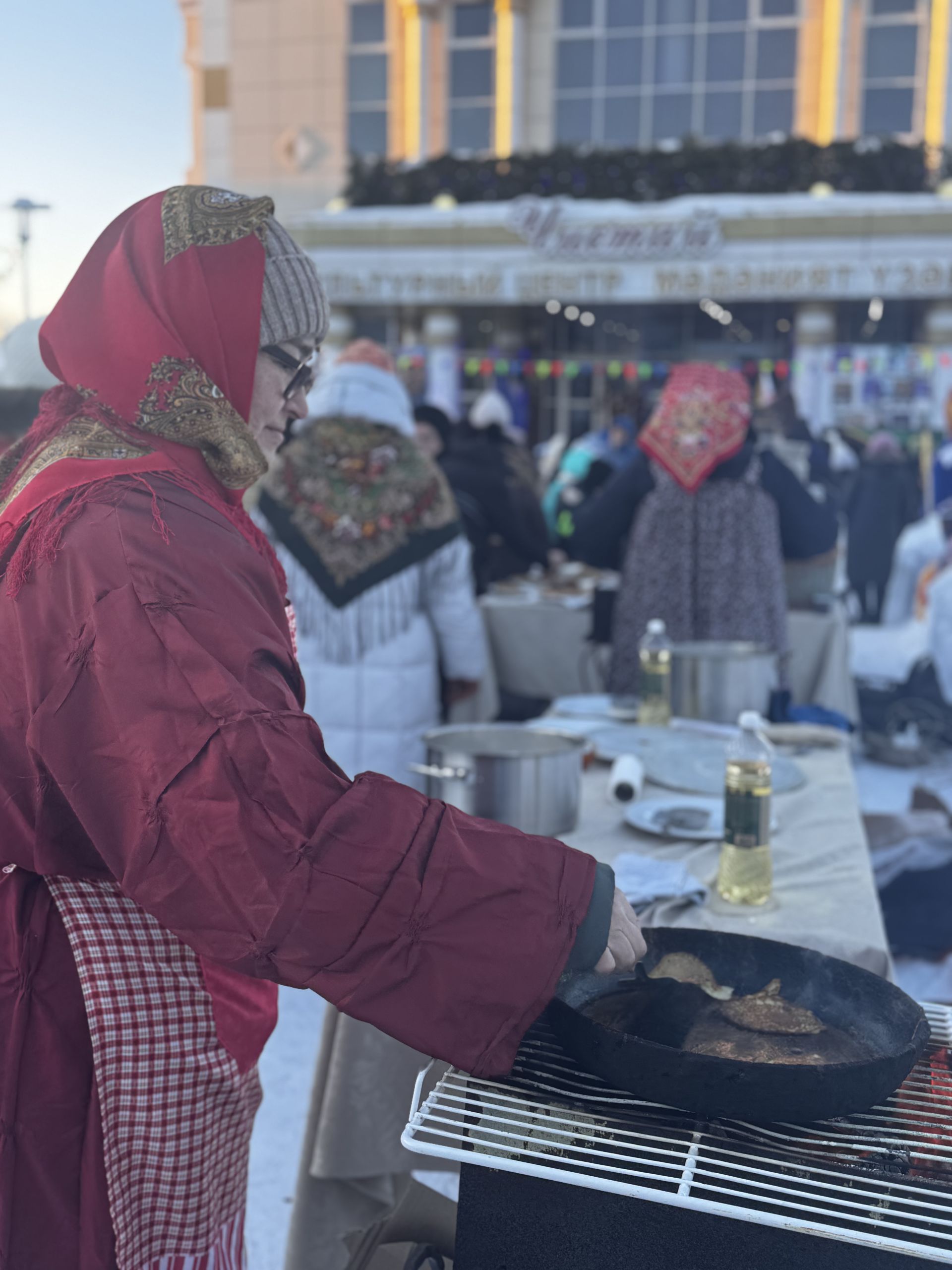 Гонки на лыжах, метание валенка и блины: в Чистополе весело отметили Молодёжную Масленицу