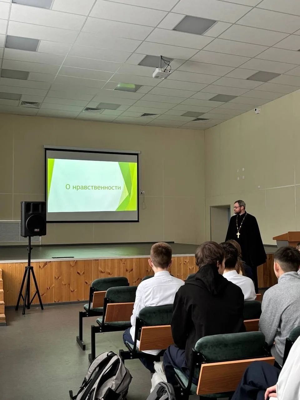 Священник Чистопольской епархии провел для старшеклассников «Урок нравственности»