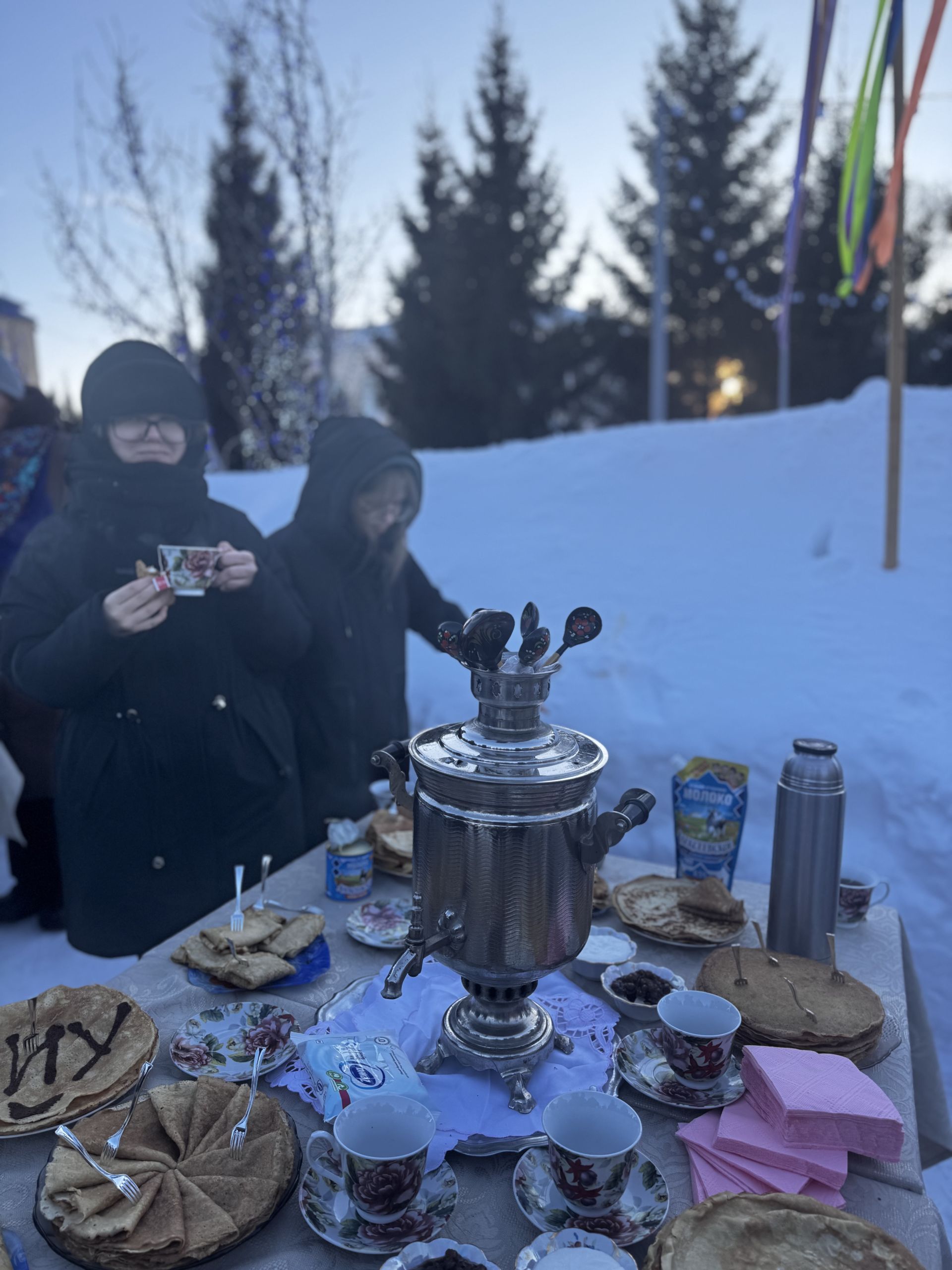 Гонки на лыжах, метание валенка и блины: в Чистополе весело отметили Молодёжную Масленицу