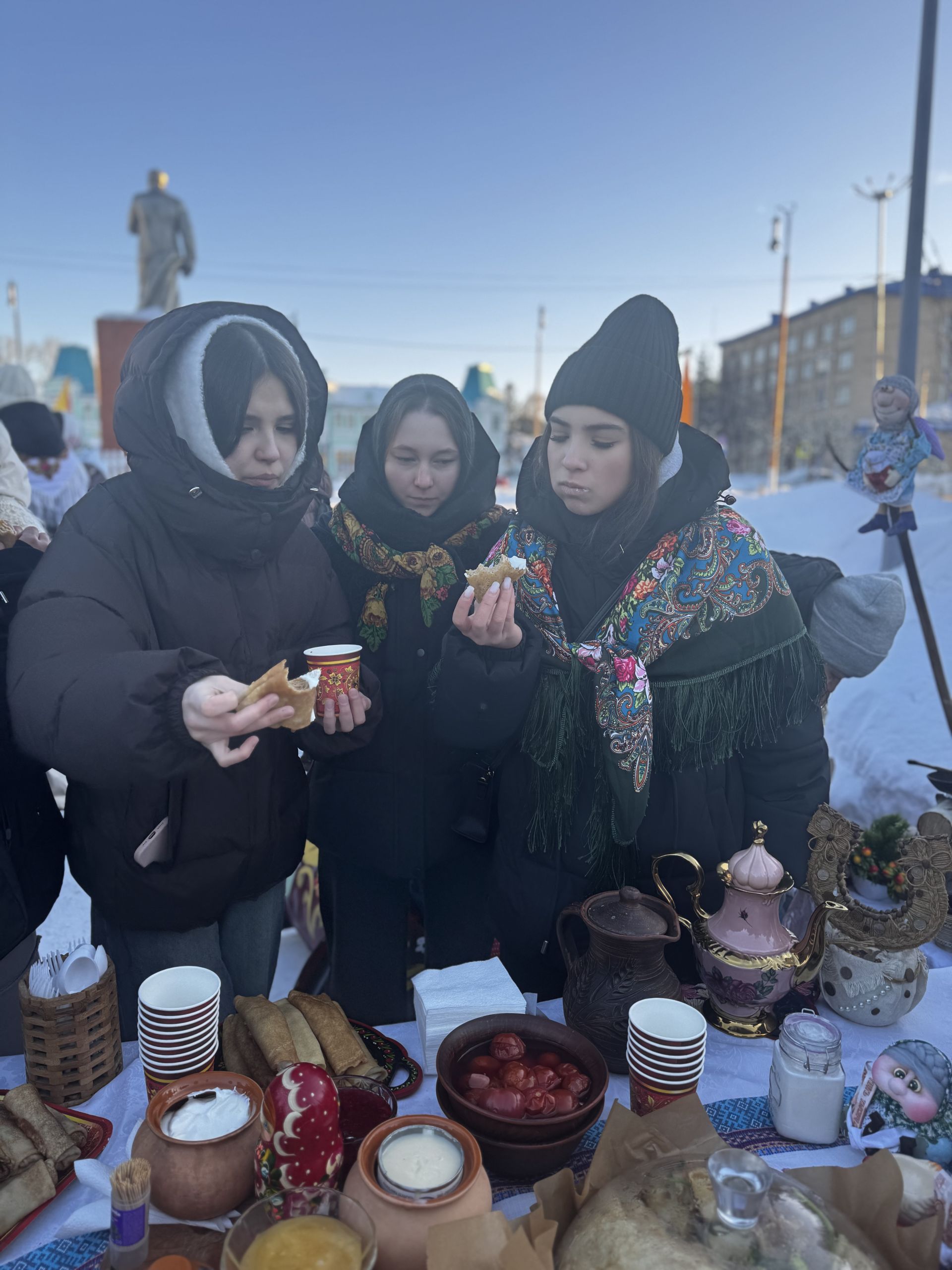 Гонки на лыжах, метание валенка и блины: в Чистополе весело отметили Молодёжную Масленицу