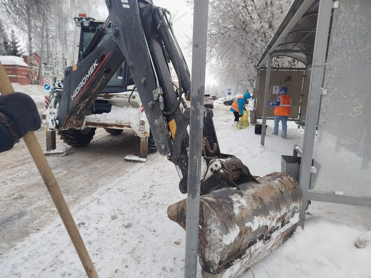 В Чистополе коммунальные службы расчищают остановки от снега