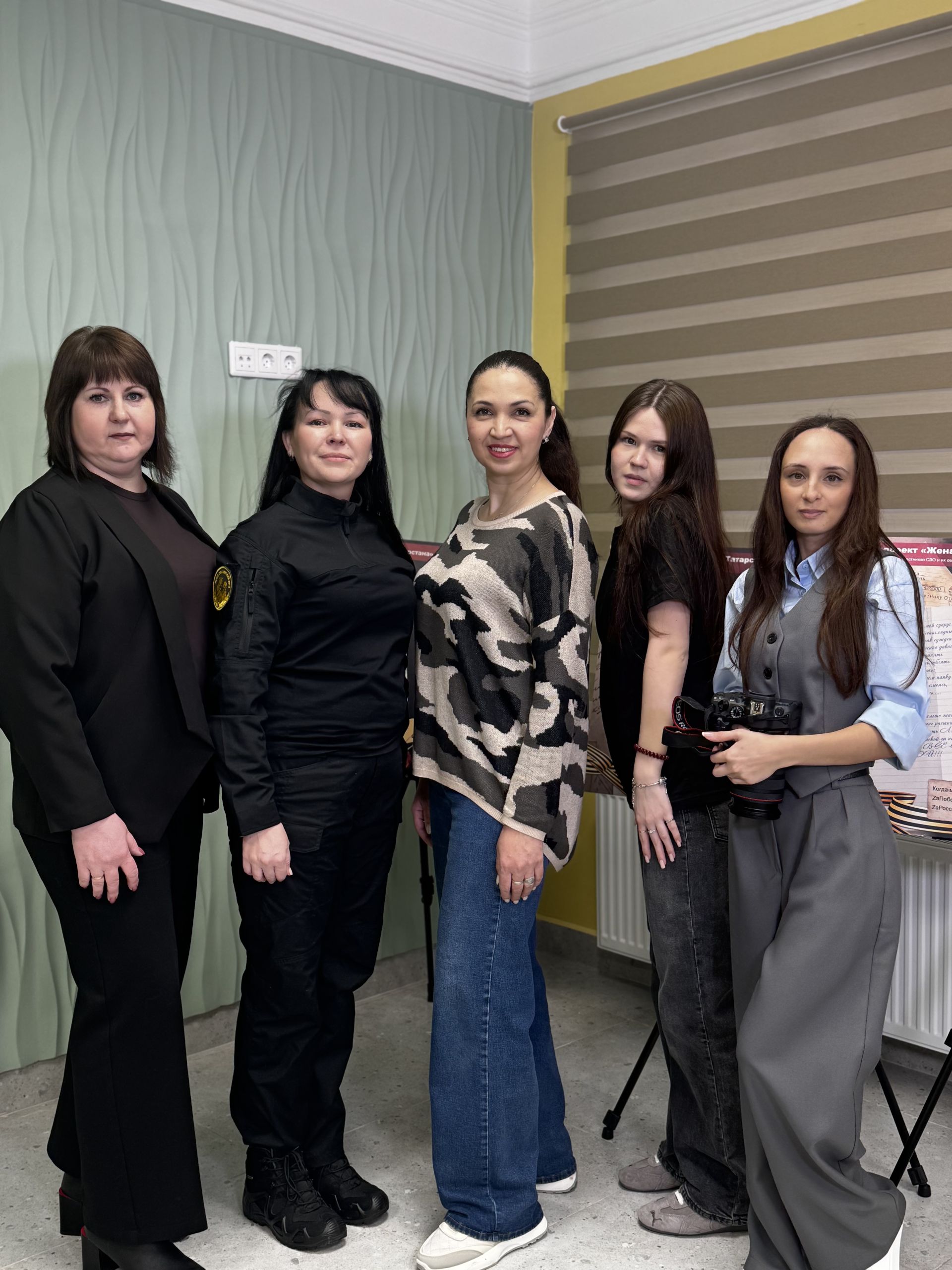 Китель героя: в Чистополе состоялась особенная фотосессия для семей участников СВО