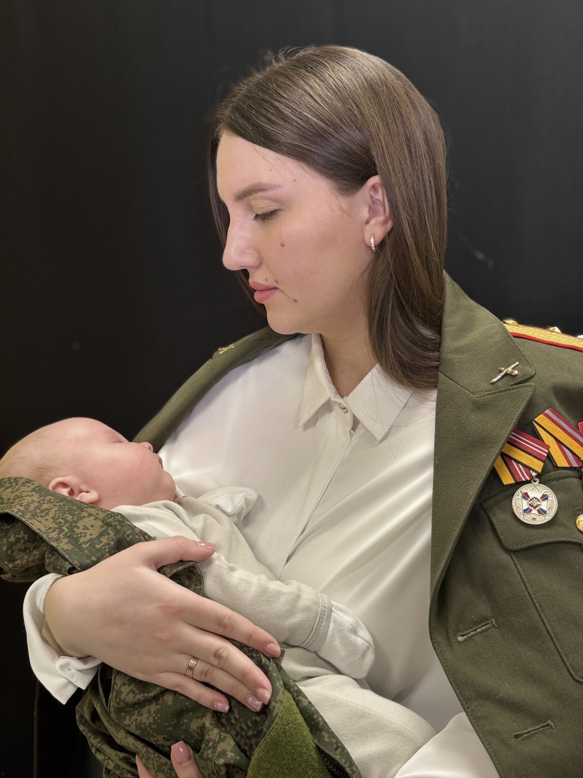 Китель героя: в Чистополе состоялась особенная фотосессия для семей участников СВО