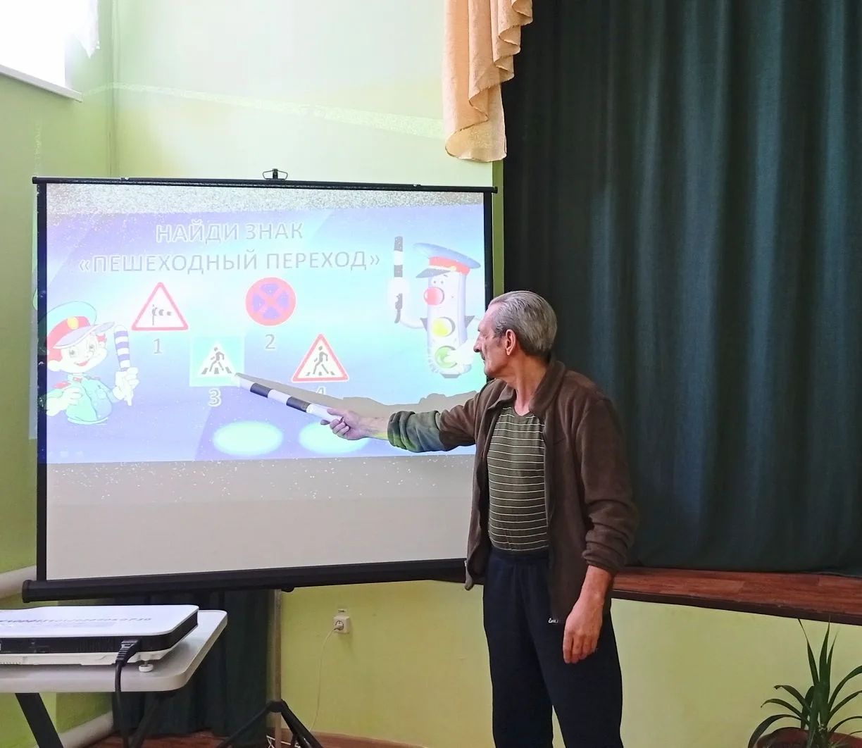 В чистопольском доме-интернате прошла интерактивная игра «Знатоки дорожных лабиринтов»