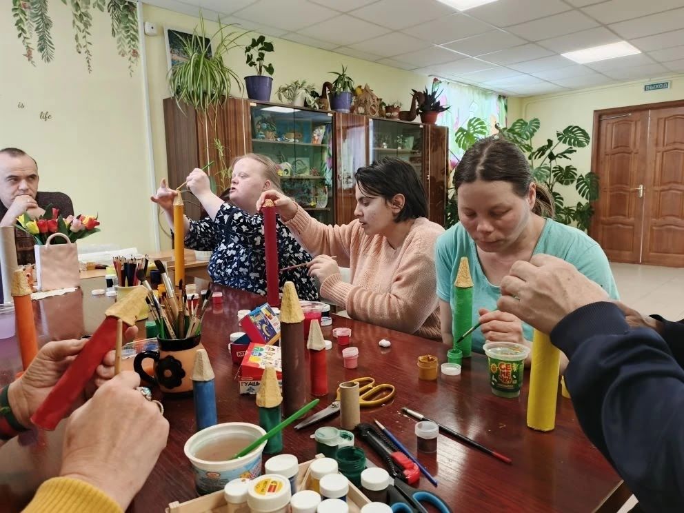 В чистопольском доме-интернате отметили День цветных карандашей ярким мастер-классом