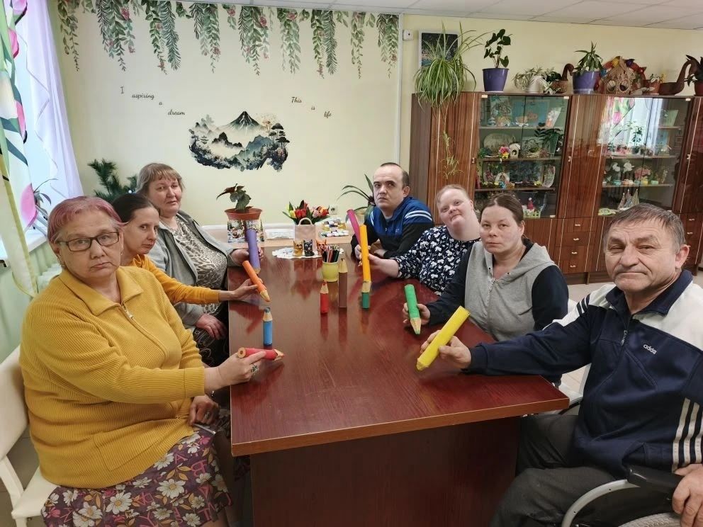 В чистопольском доме-интернате отметили День цветных карандашей ярким мастер-классом