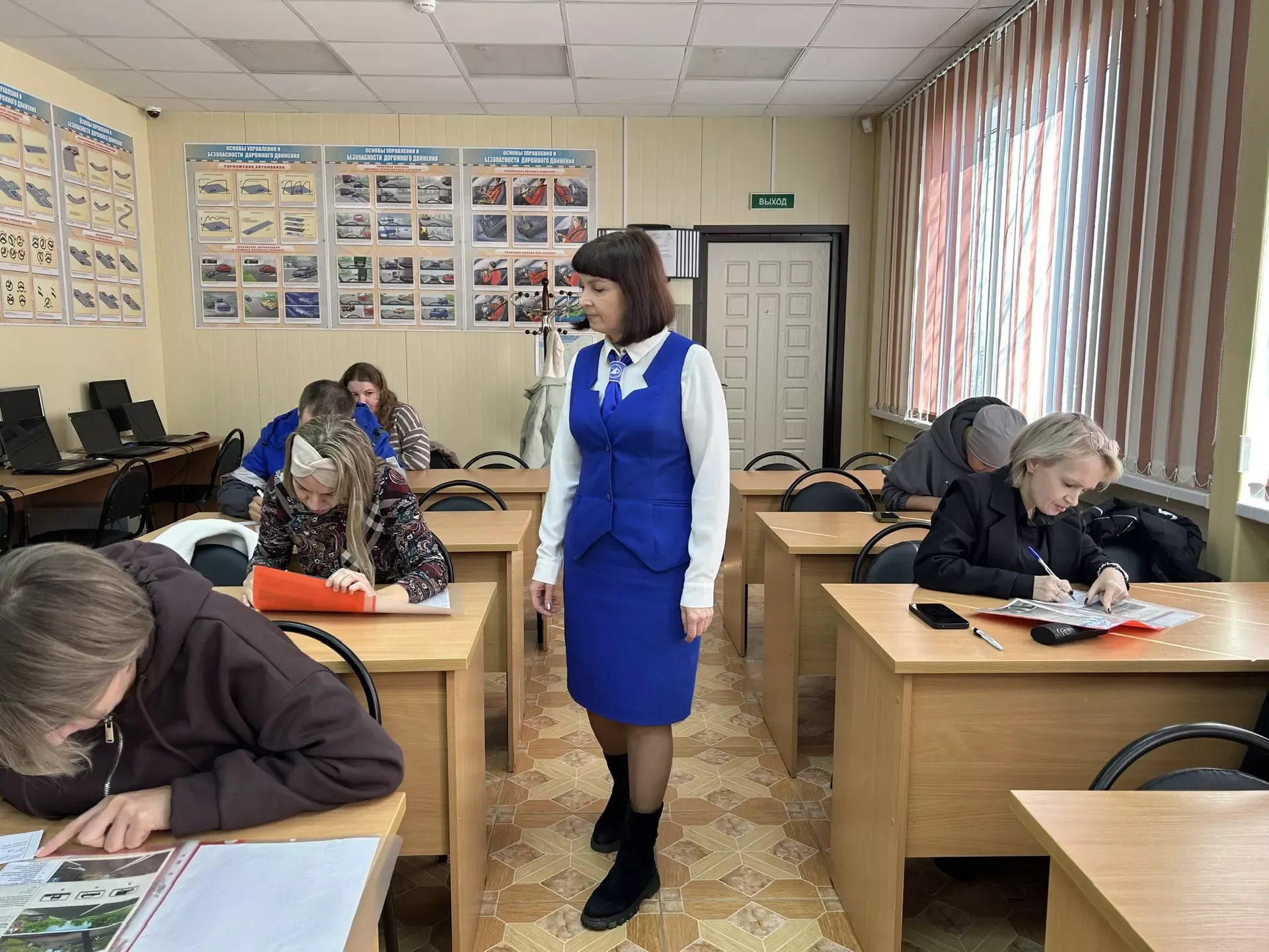 Баллы родителей повлияют на результат детей: в Чистополе папы и мамы решали билеты в рамках конкурса «Дорожная мозаика»
