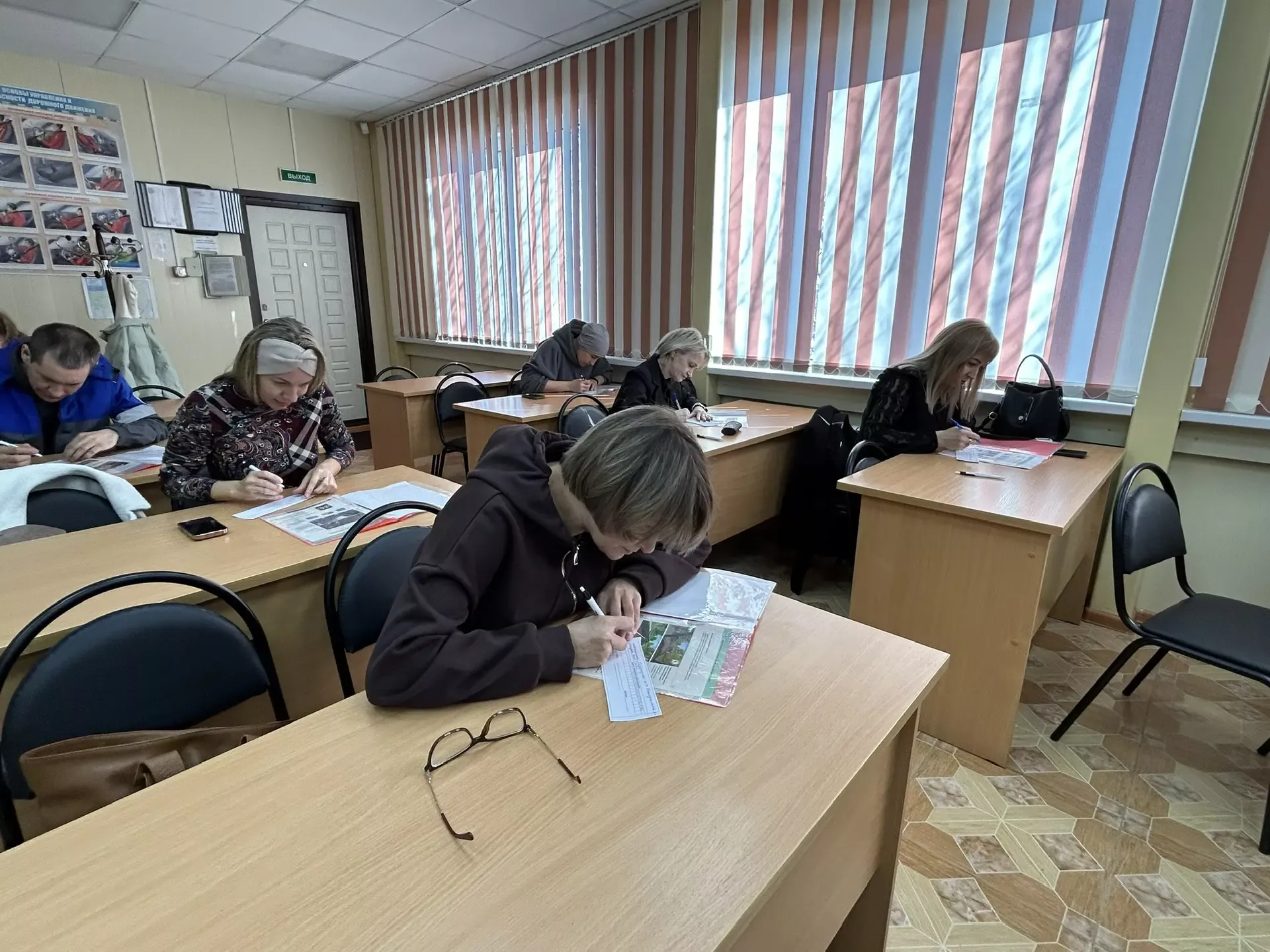 Баллы родителей повлияют на результат детей: в Чистополе папы и мамы решали билеты в рамках конкурса «Дорожная мозаика»