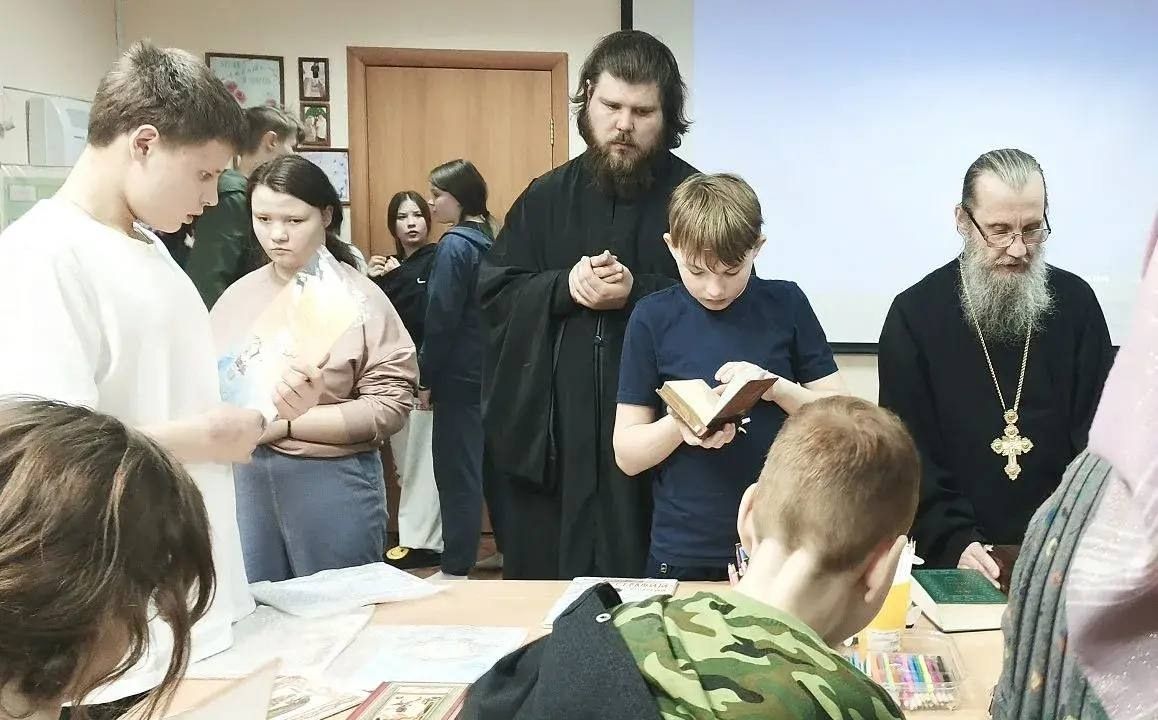 Священники из Чистополя передали книги в дар воспитанникам детского дома