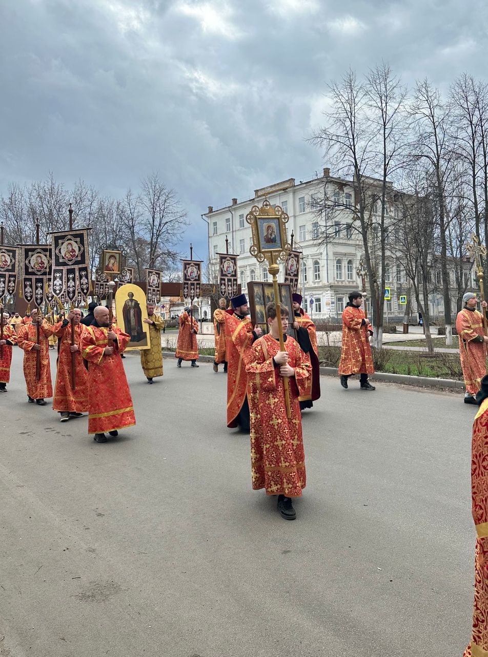 Крестный ход под звон колоколов прошёл по центральной улице Чистополя