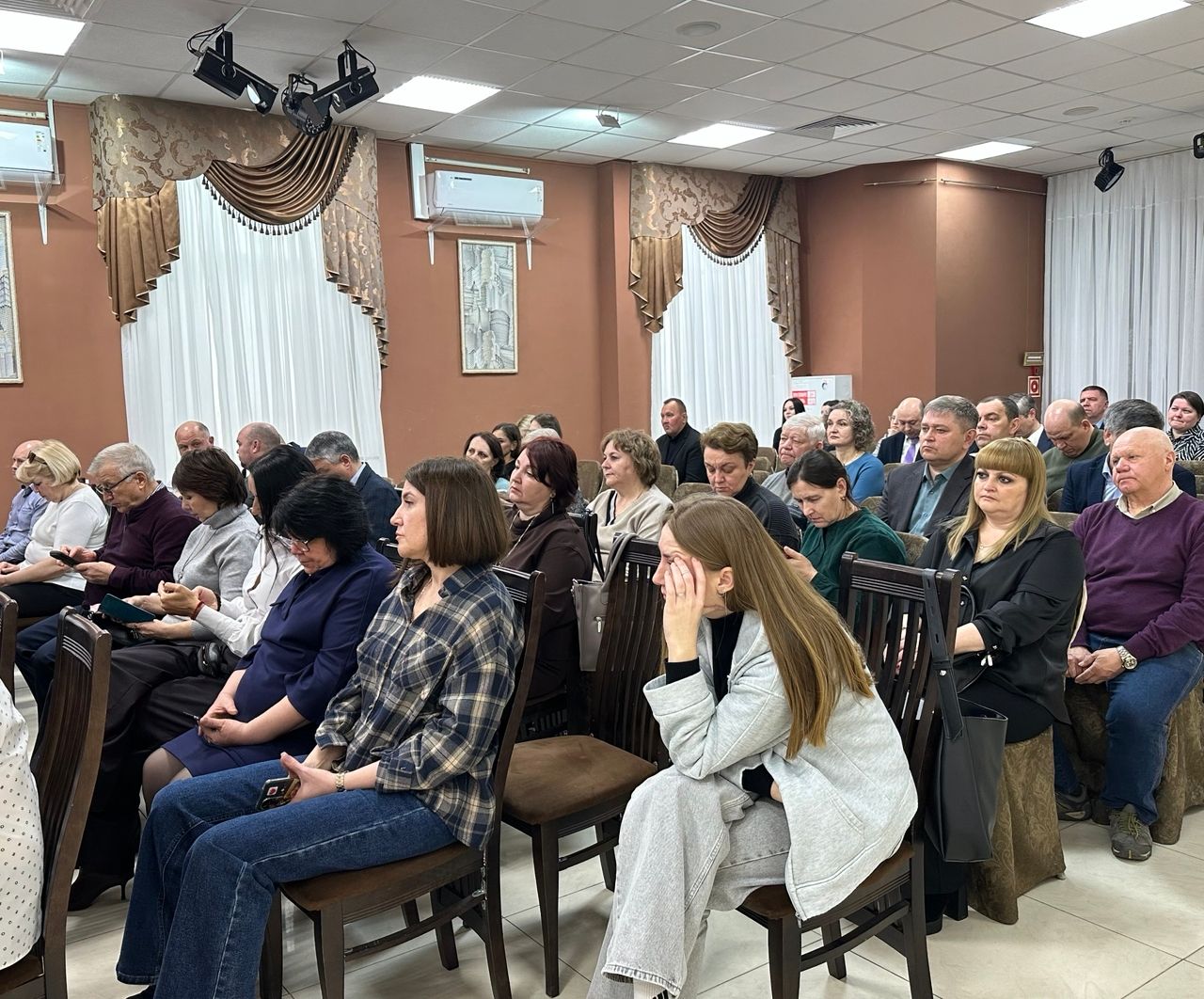 Самовыгул собак, детский травматизм и пожарная безопасность: Эдуард Хасанов потребовал решений