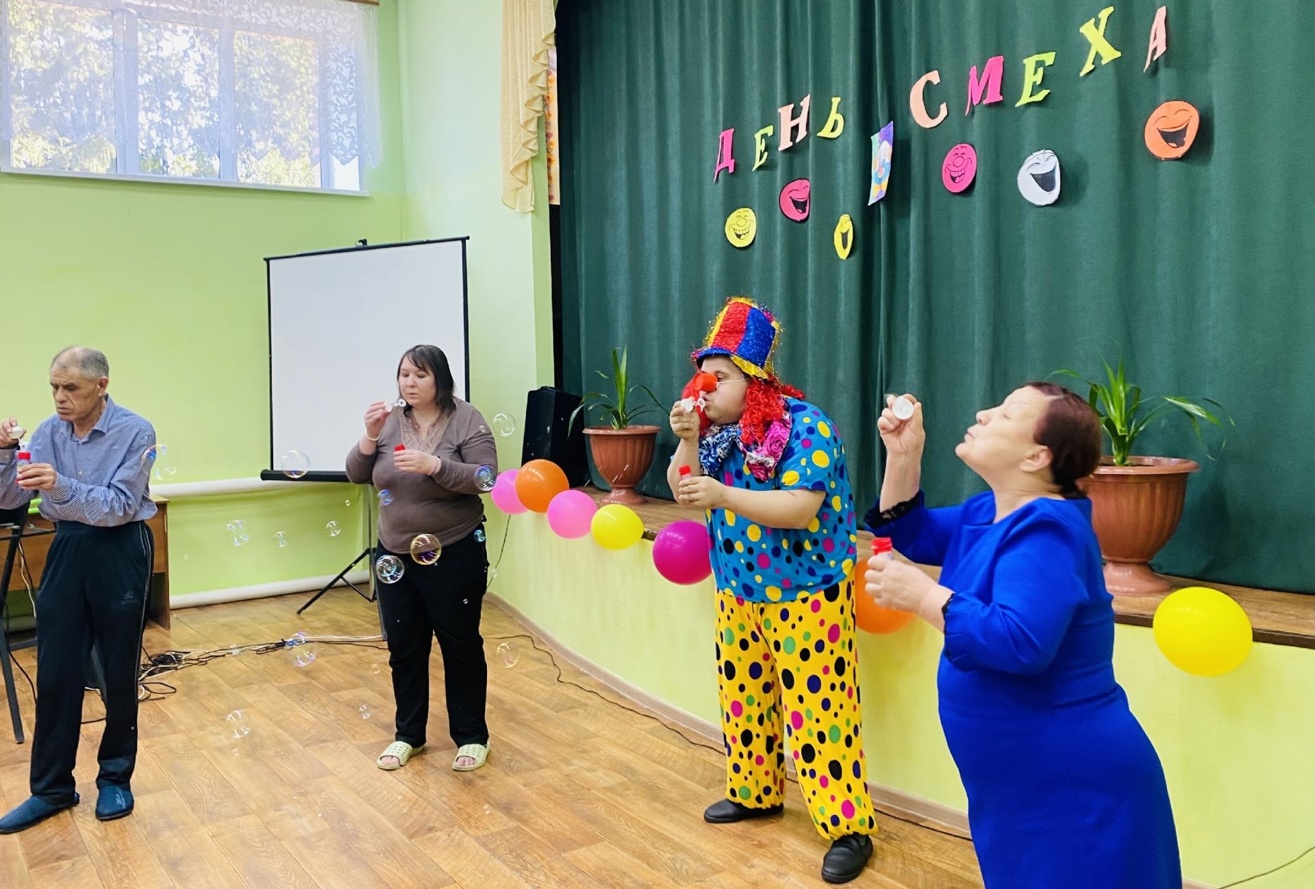В Чистопольском доме обслуживания юмор объединил всех: клоун-виртуоз устроил интерактивный марафон