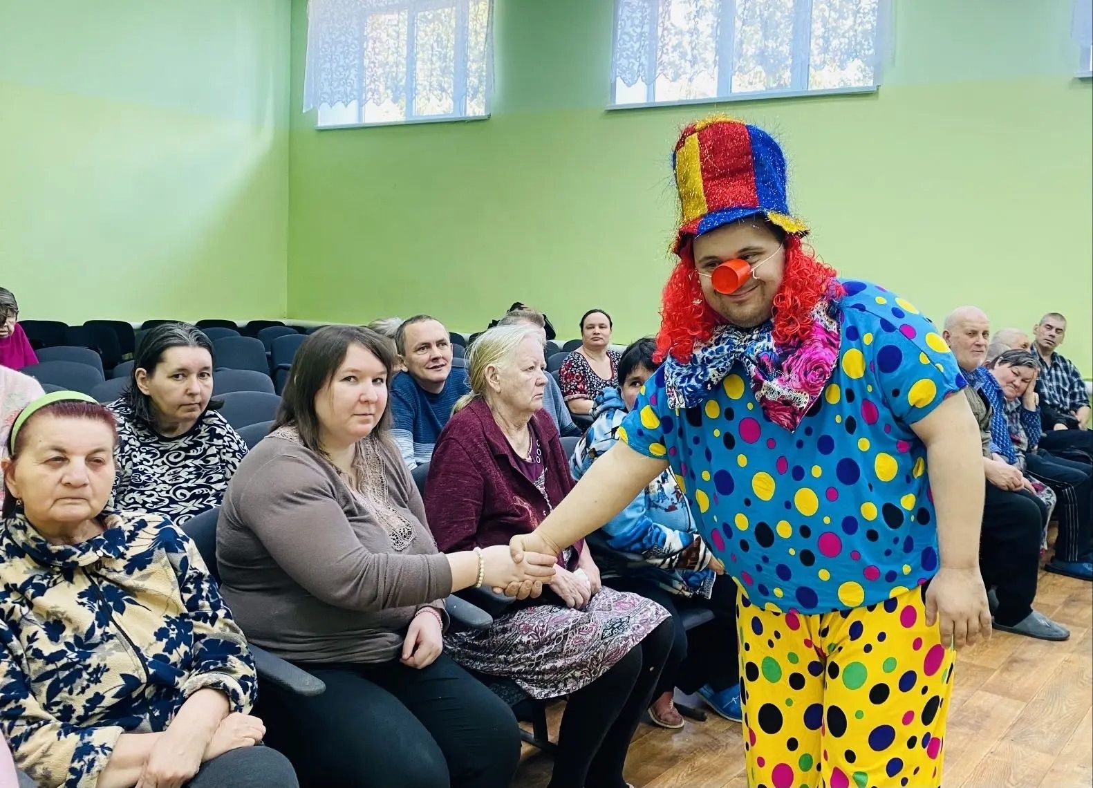 В Чистопольском доме обслуживания юмор объединил всех: клоун-виртуоз устроил интерактивный марафон