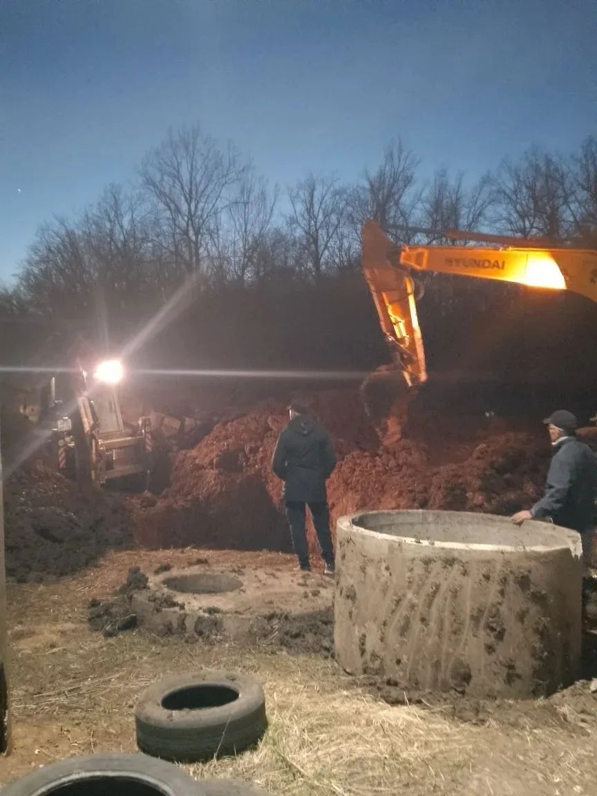 На улице Парковой в Чистополе ведутся круглосуточные работы на аварийном участке водоотведения