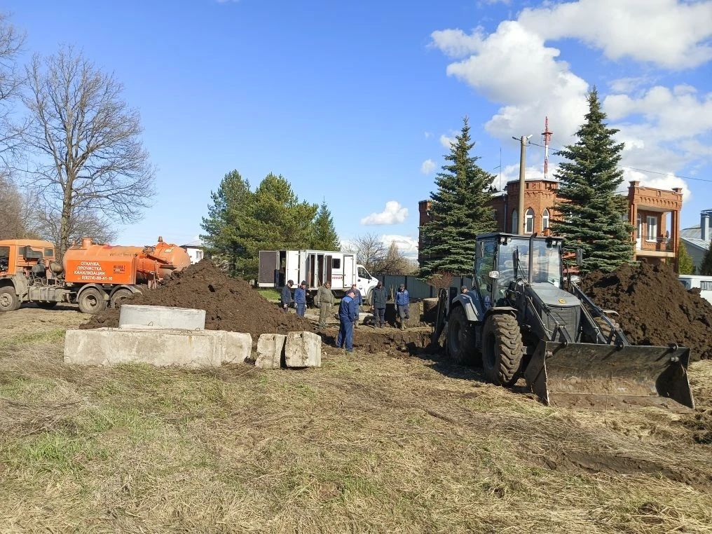 На улице Парковой в Чистополе ведутся круглосуточные работы на аварийном участке водоотведения