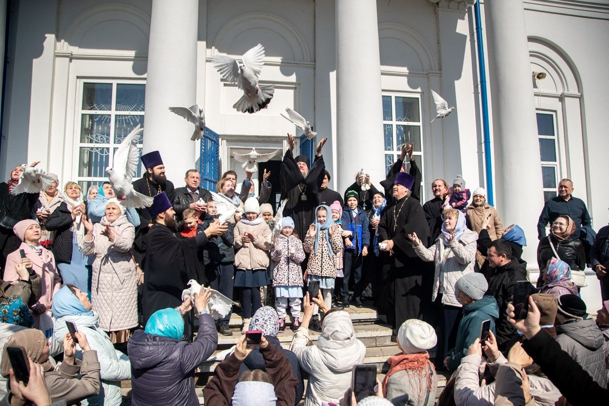 На Благовещение в Чистополе выпустили в небо белых голубей