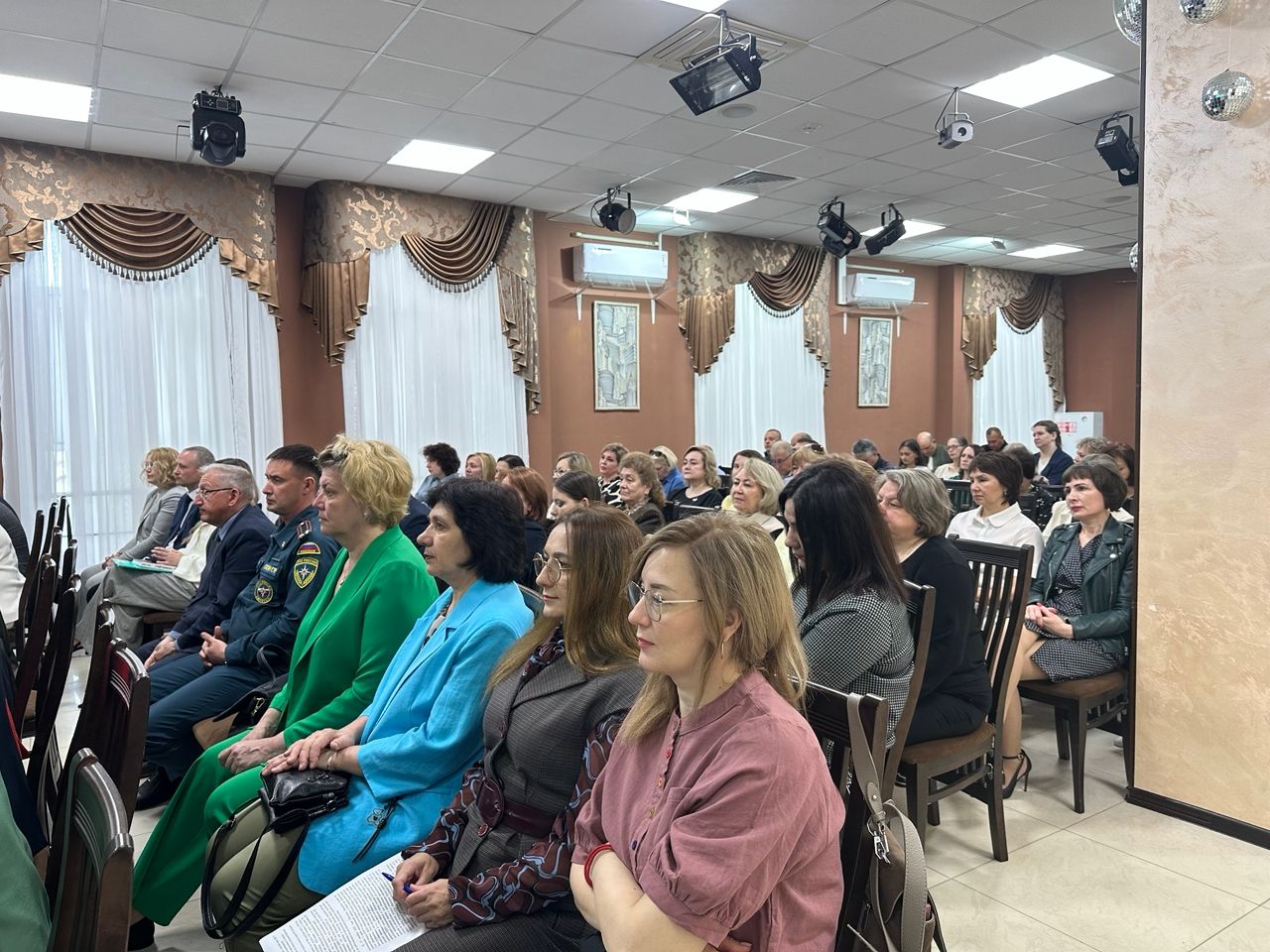 Аппаратное совещание у Дмитрия Иванова: главные темы — диспансеризация, посевная и правопорядок