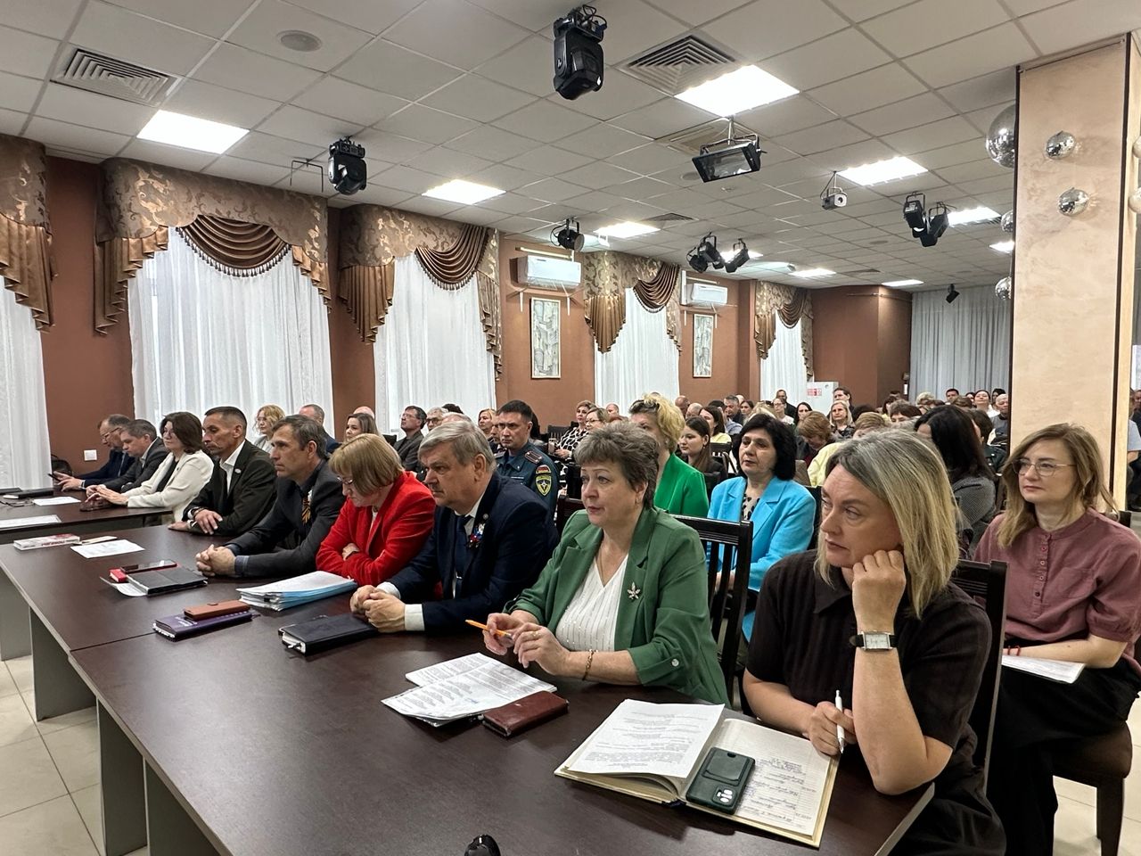 Аппаратное совещание у Дмитрия Иванова: главные темы — диспансеризация, посевная и правопорядок