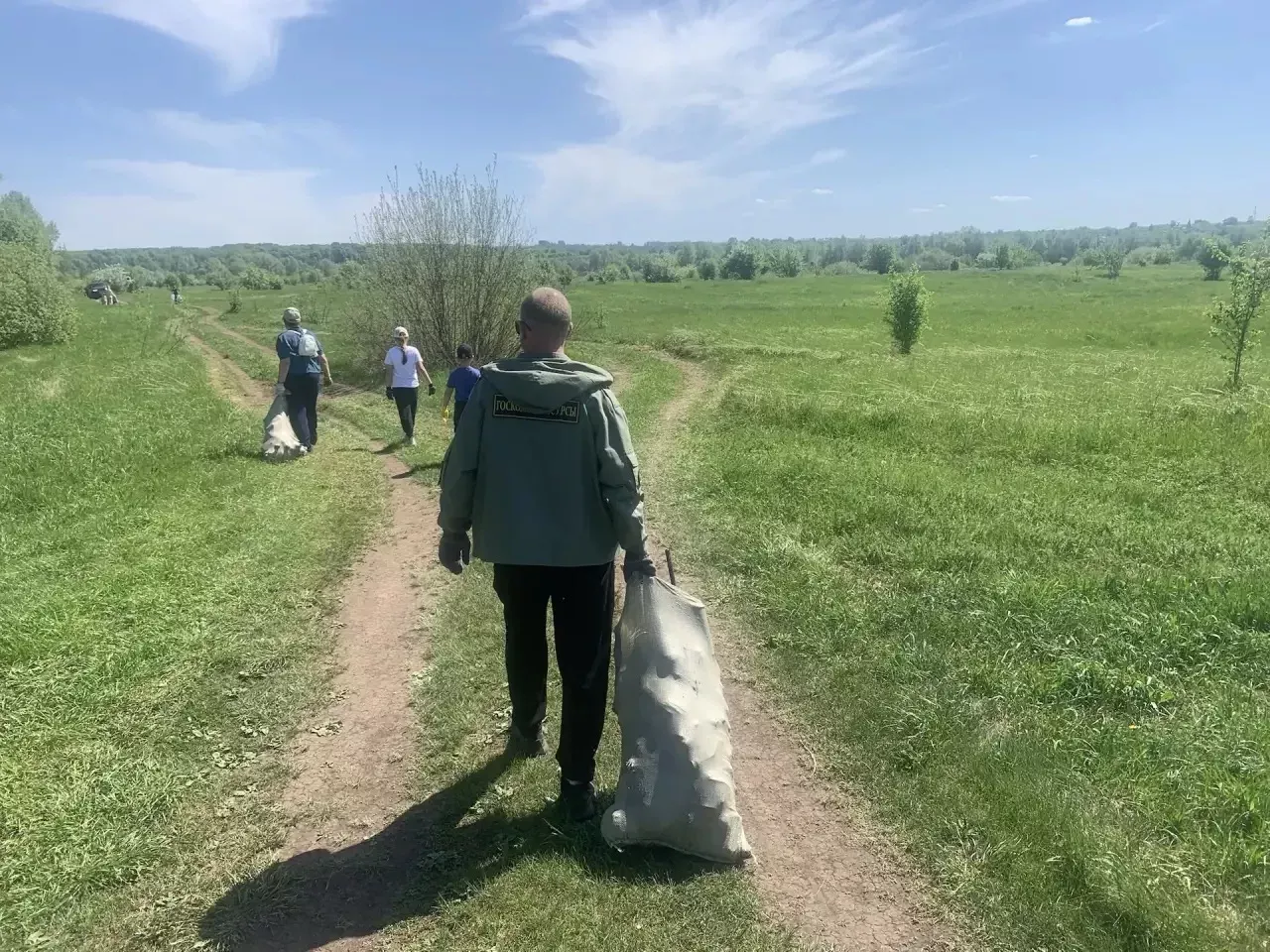 На территории заказника «Чистые луга» прошёл семейный экологический десант