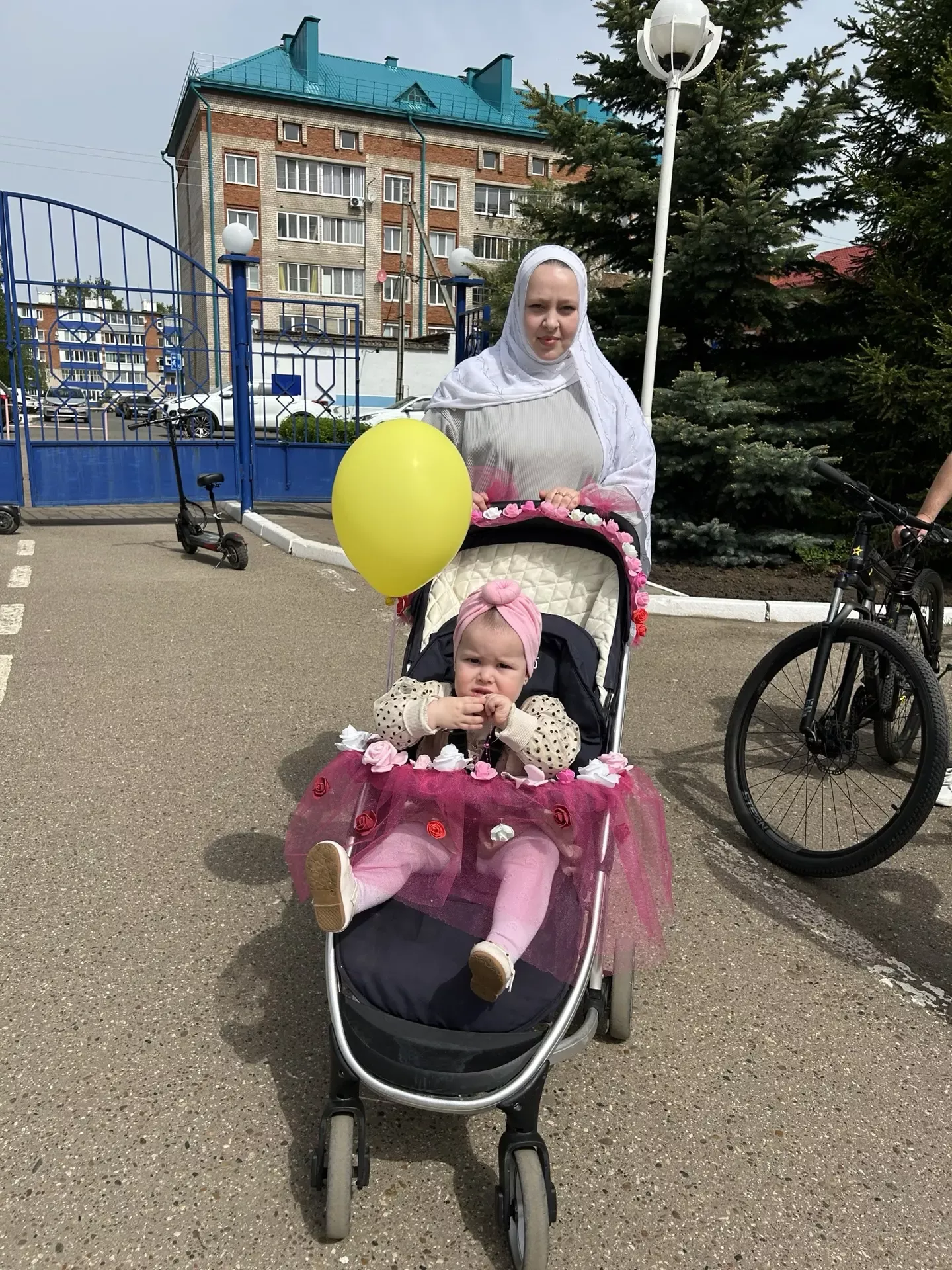 В Чистополе дошколята вместе с родителями повторяли ПДД на самокатах и велосипедах