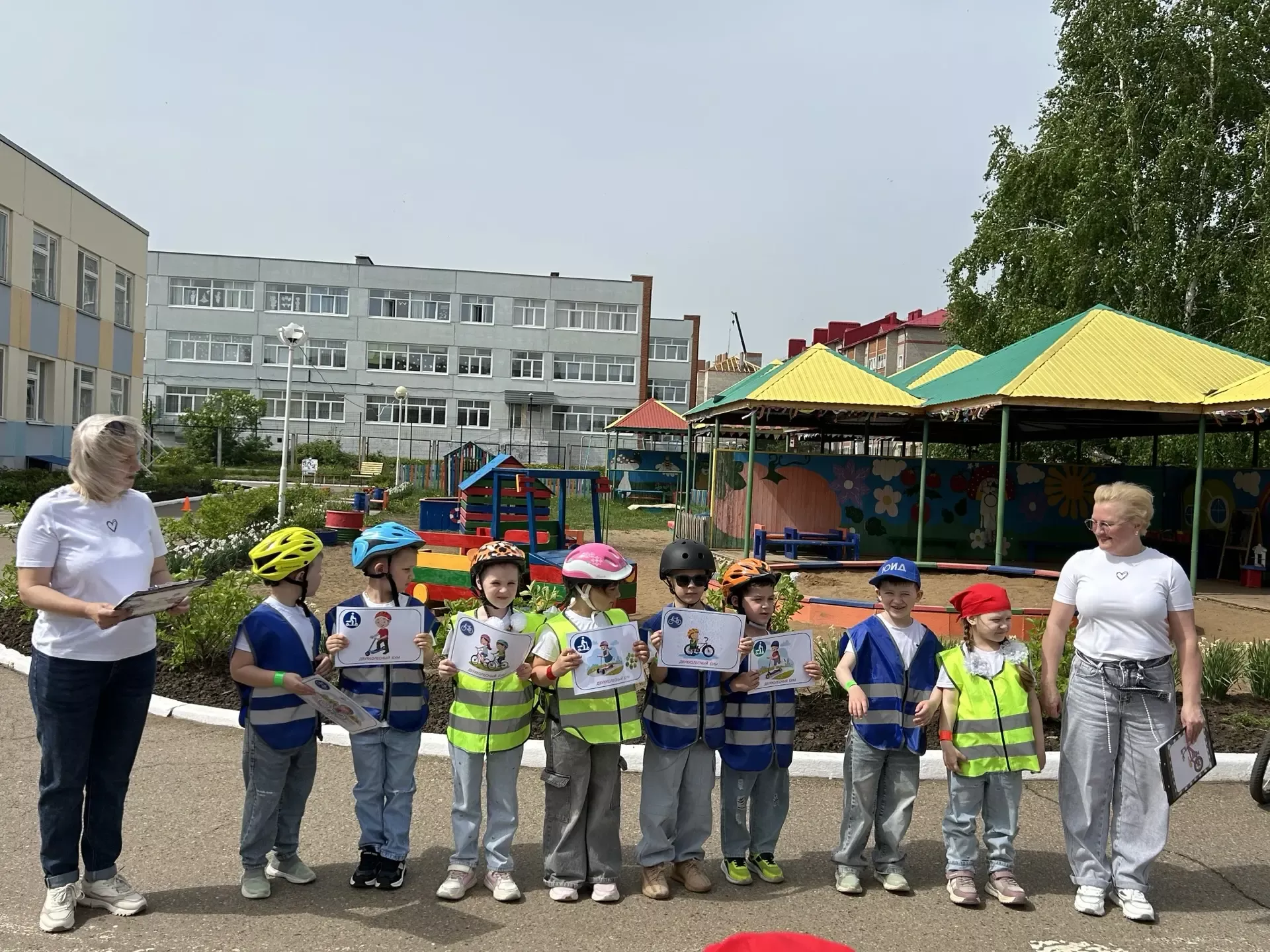 В Чистополе дошколята вместе с родителями повторяли ПДД на самокатах и велосипедах