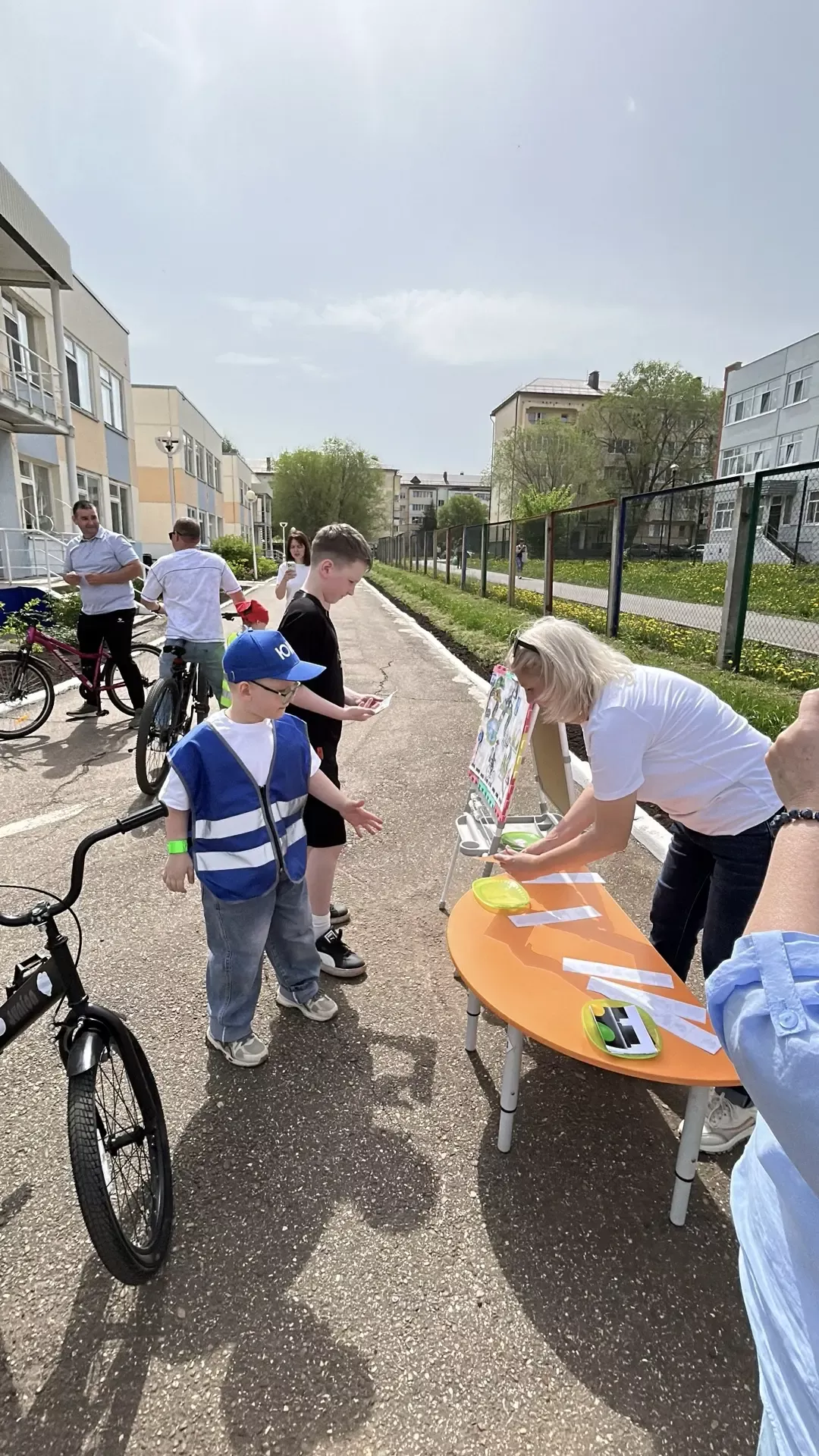 В Чистополе дошколята вместе с родителями повторяли ПДД на самокатах и велосипедах