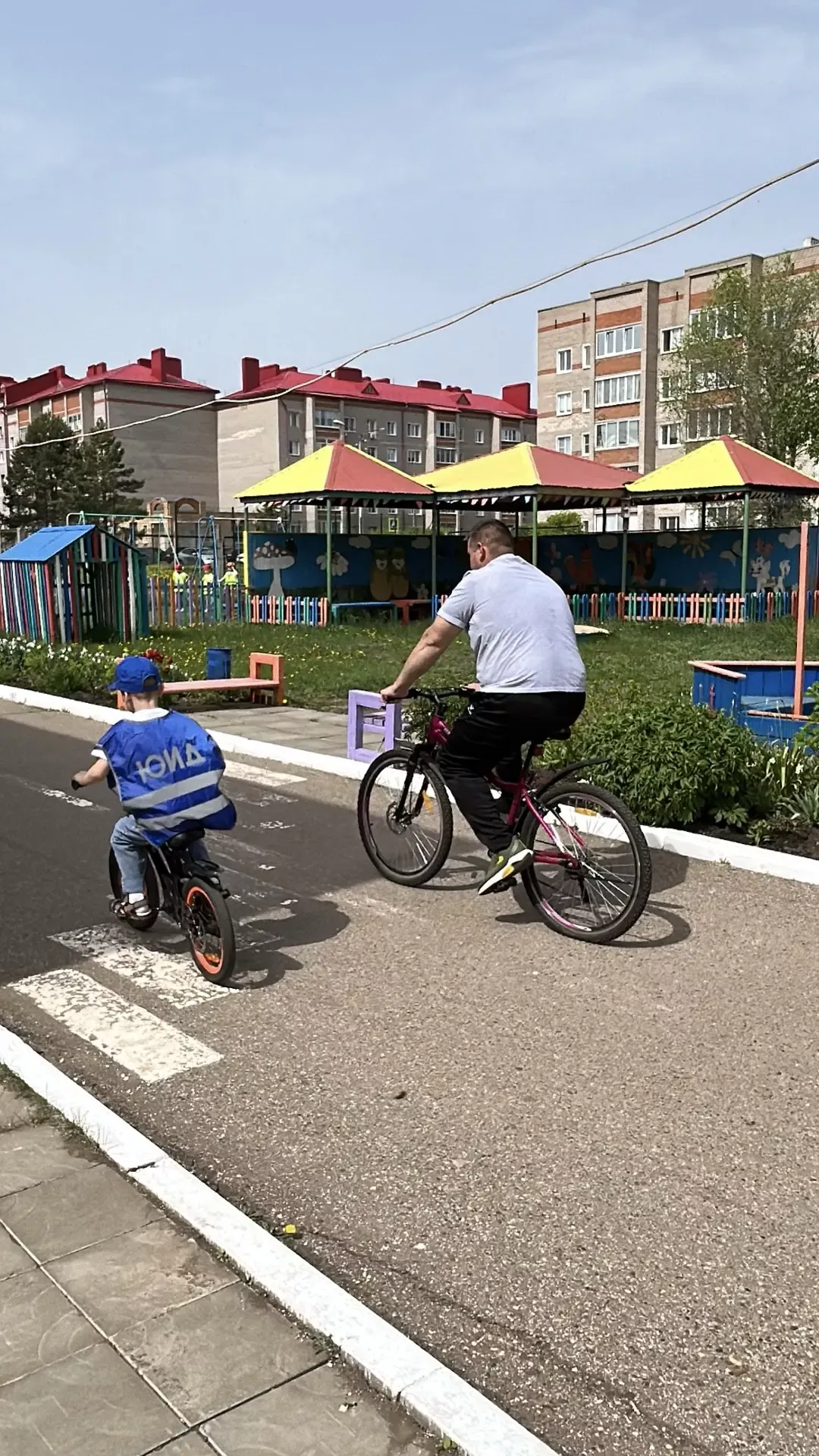 В Чистополе дошколята вместе с родителями повторяли ПДД на самокатах и велосипедах