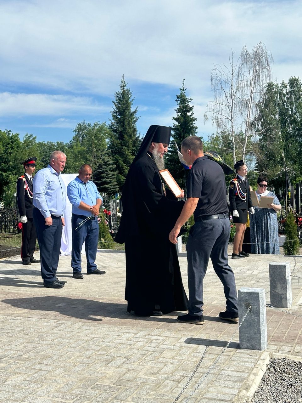 На аллее участников СВО в Чистополе установили и освятили Поклонный крест