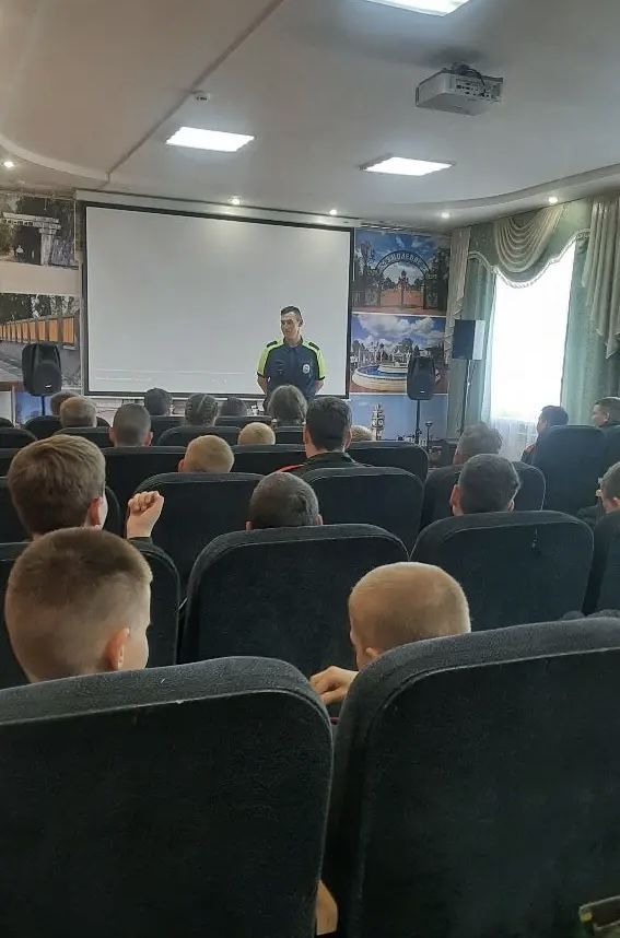 Инспектор Госавтоинспекции напомнил школьникам о безопасности на дорогах перед летними каникулами