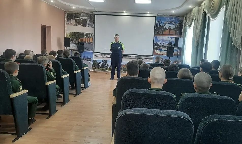 Инспектор Госавтоинспекции напомнил школьникам о безопасности на дорогах перед летними каникулами
