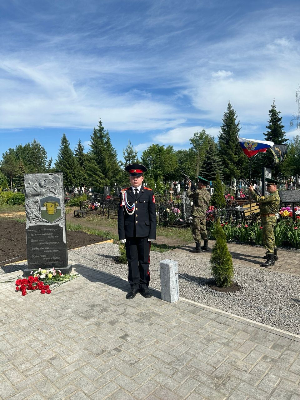 На аллее участников СВО в Чистополе установили и освятили Поклонный крест