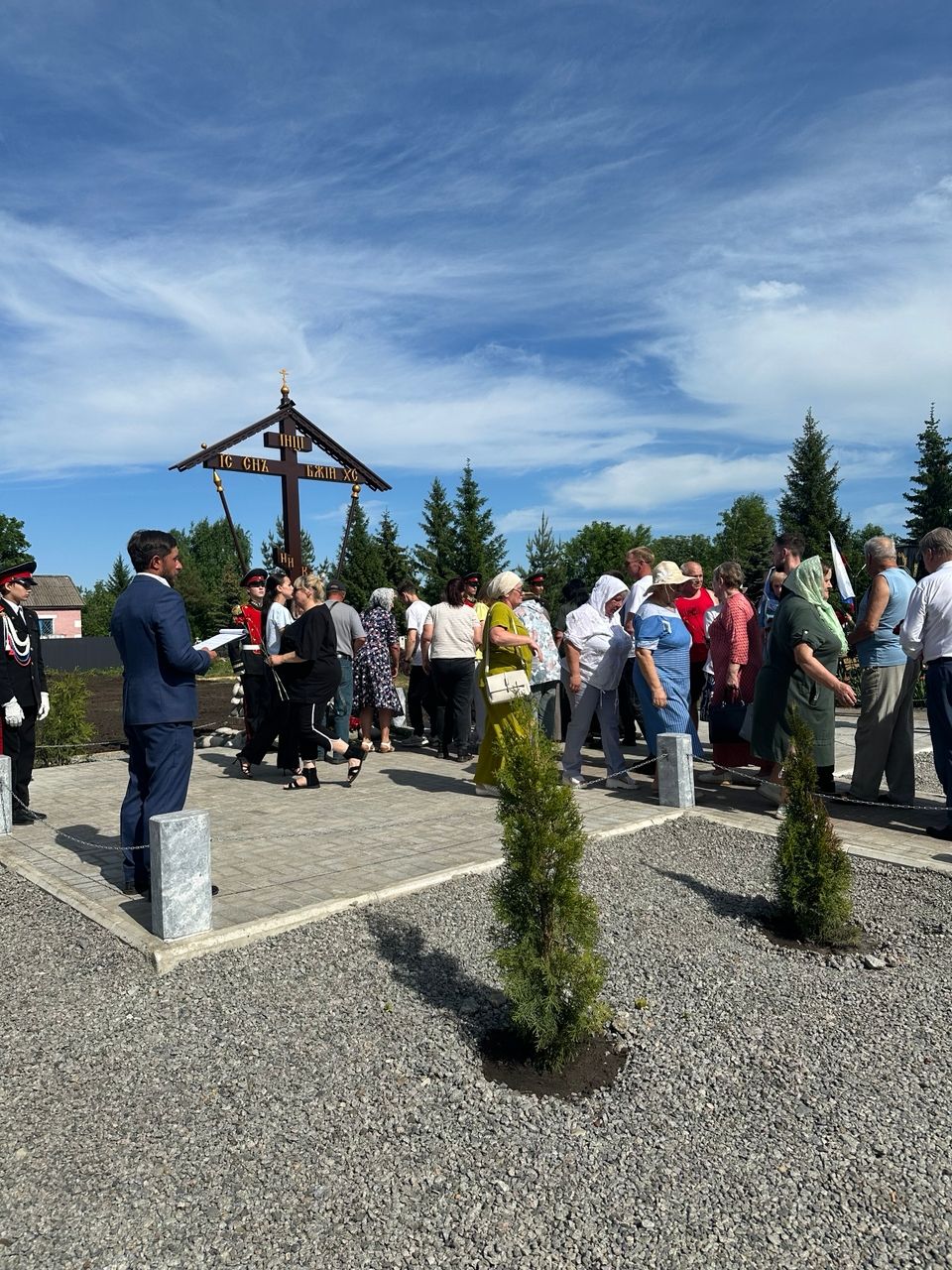 На аллее участников СВО в Чистополе установили и освятили Поклонный крест