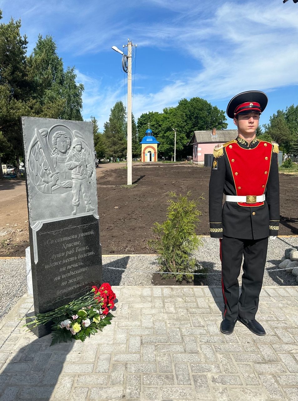 На аллее участников СВО в Чистополе установили и освятили Поклонный крест
