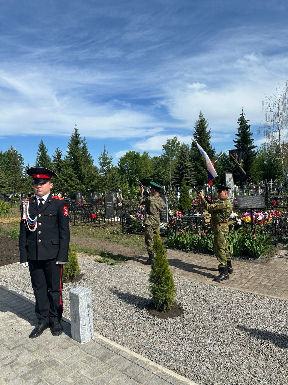 На аллее участников СВО в Чистополе установили и освятили Поклонный крест