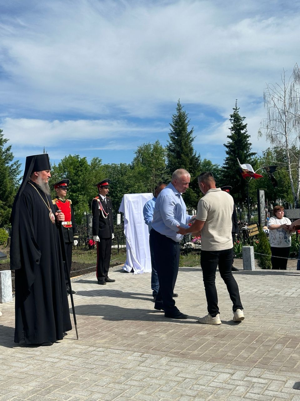 На аллее участников СВО в Чистополе установили и освятили Поклонный крест
