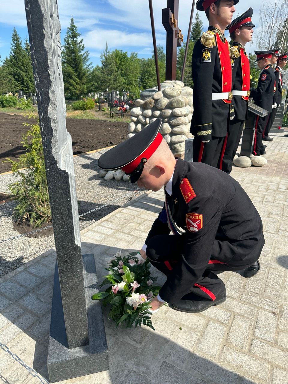 На аллее участников СВО в Чистополе установили и освятили Поклонный крест