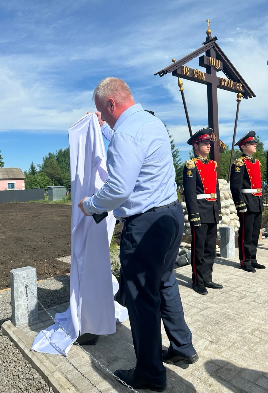 На аллее участников СВО в Чистополе установили и освятили Поклонный крест