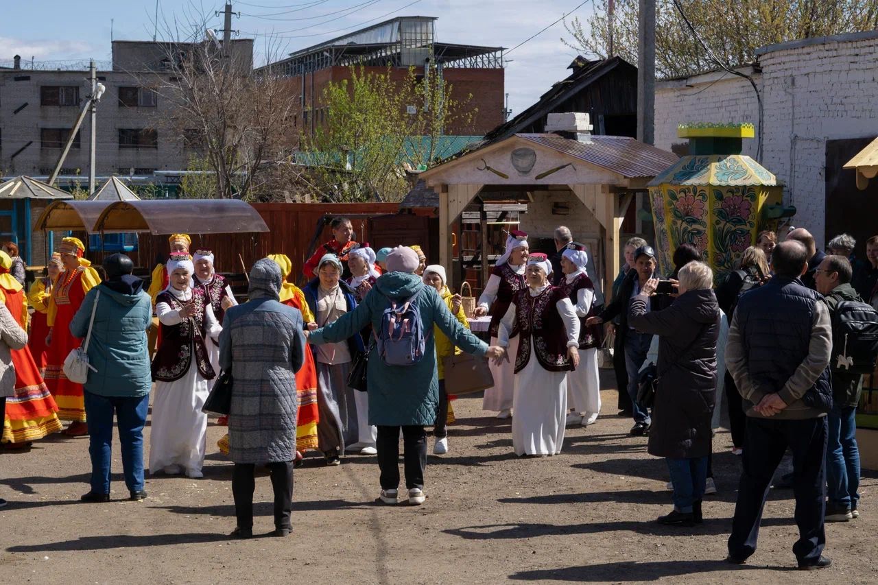 В Чистополе открылась «Купеческая усадьба»: верблюд, свечи и печь с блинами