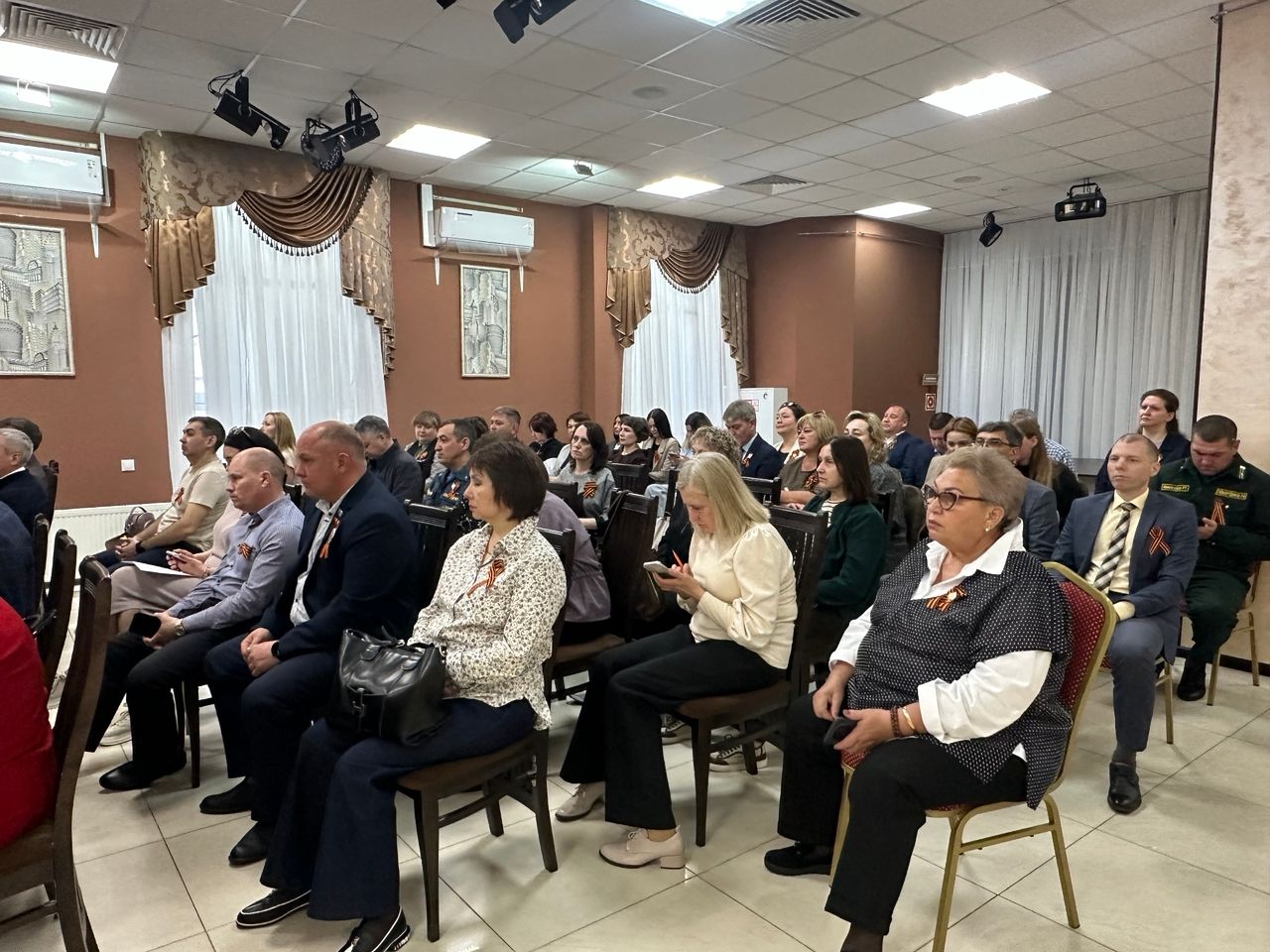 Эдуард Хасанов провел аппаратное совещание: подготовка к 9 Мая, итоги работы ТФ ОМС и оперативная обстановка