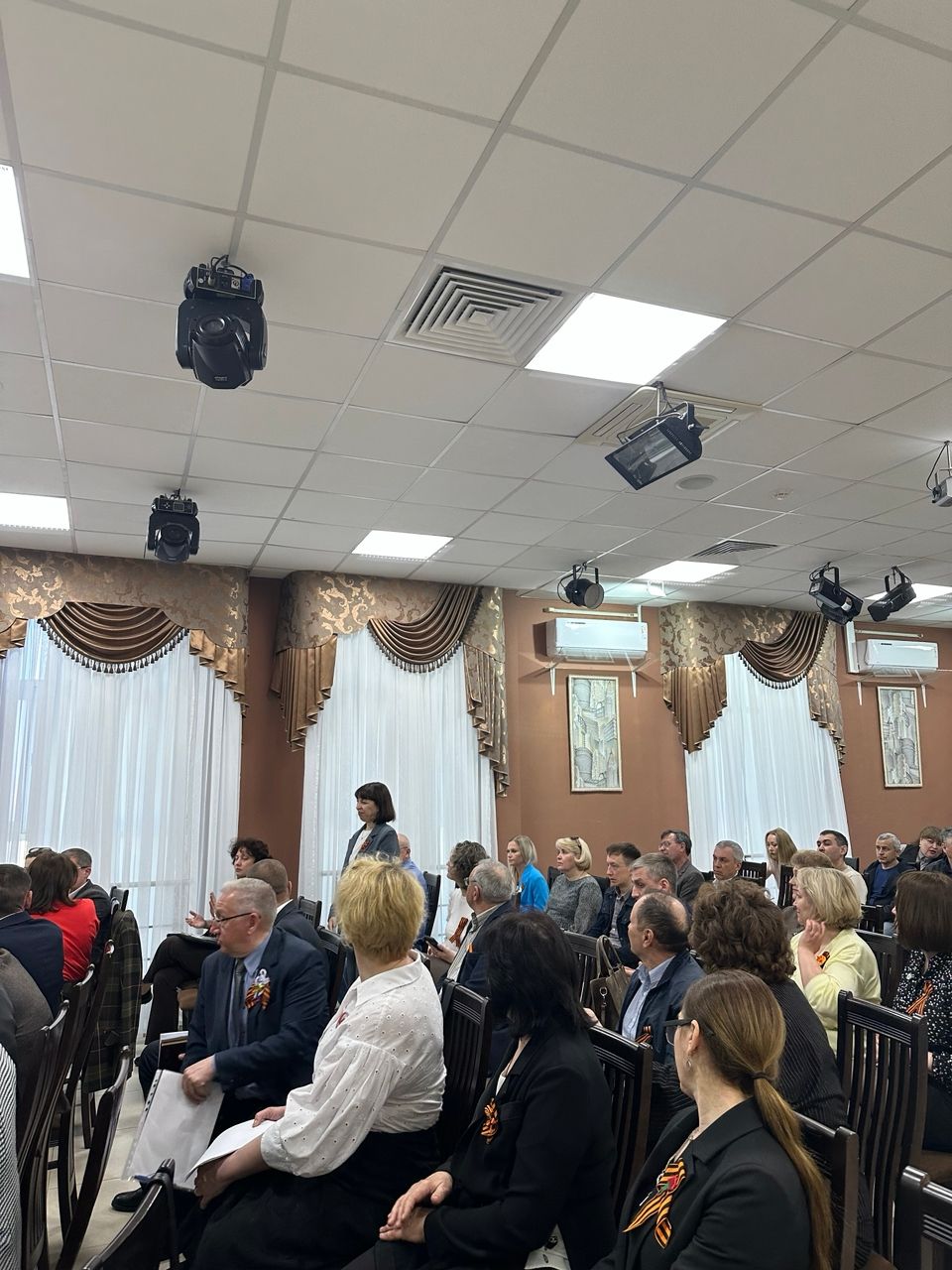Эдуард Хасанов провел аппаратное совещание: подготовка к 9 Мая, итоги работы ТФ ОМС и оперативная обстановка