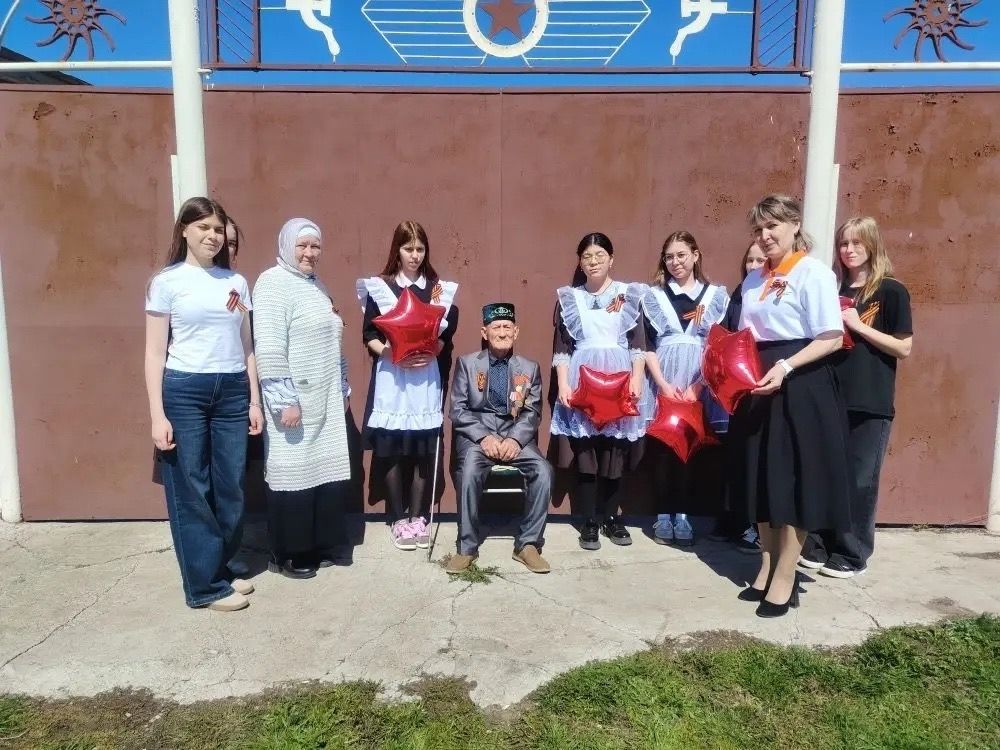 «Парад у дома», подарки, поздравления: в Чистопольском районе чествовали труженика тыла