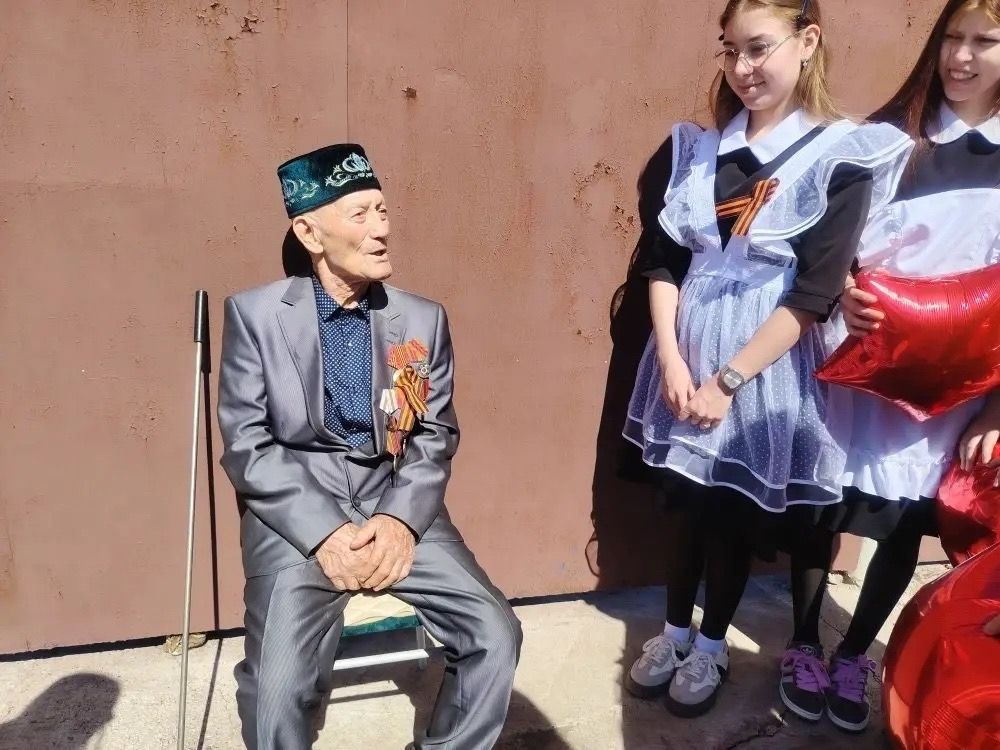«Парад у дома», подарки, поздравления: в Чистопольском районе чествовали труженика тыла