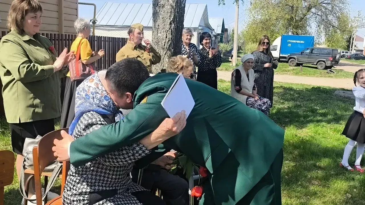 В Чистополе прошла акция «Парад у дома ветерана»