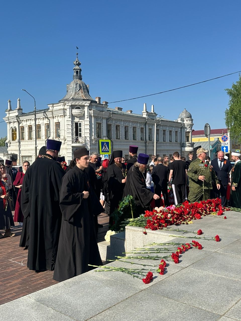 Накануне Дня Победы в Чистополе представители епархии и мухтасибата возложили венки к мемориалу «Вечный огонь»